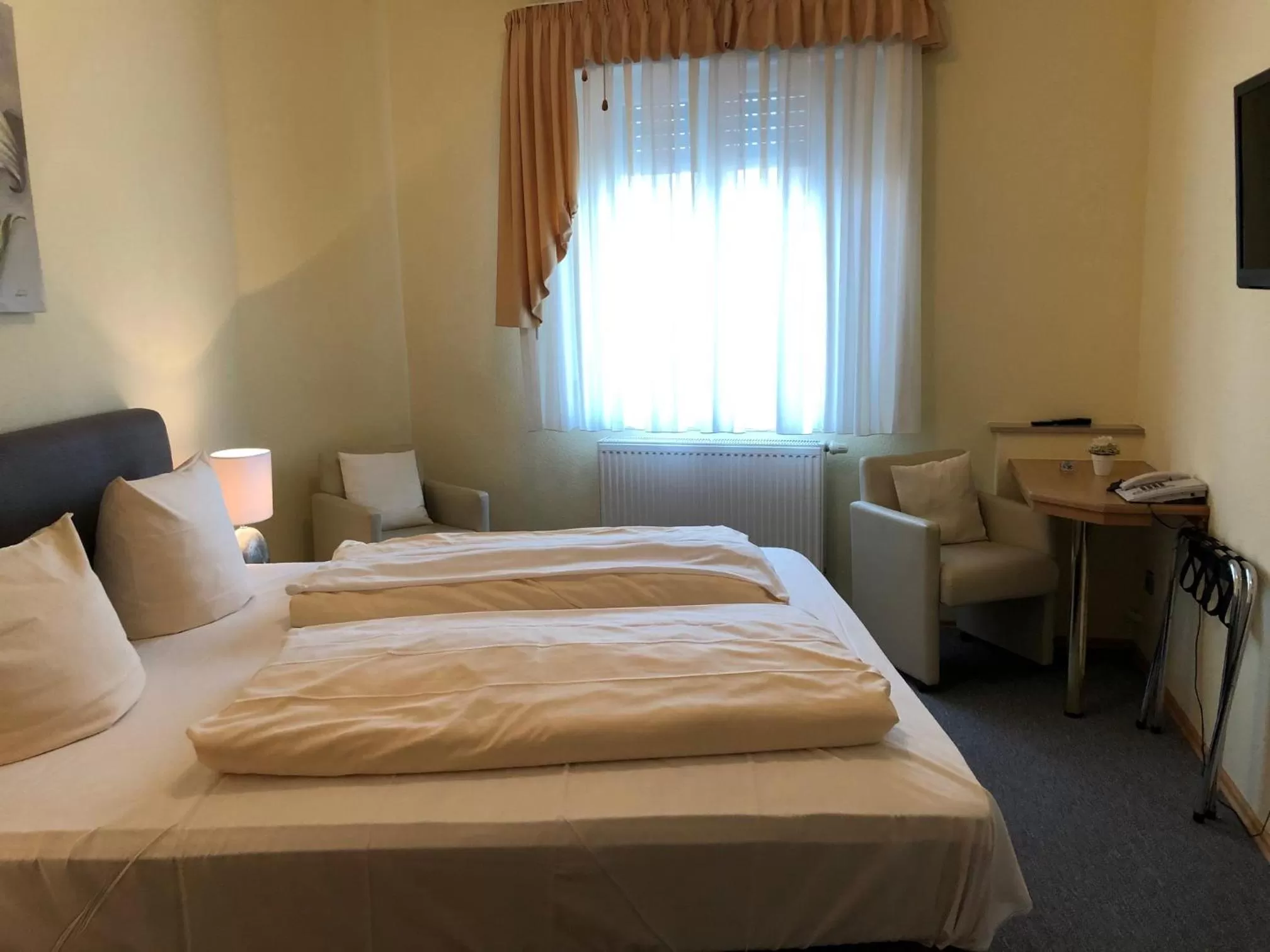 Bed in Hotel Rose Heidelberg inklusive Frühstück, Saunanutzung und Parkplätze nach Verfügbarkeit