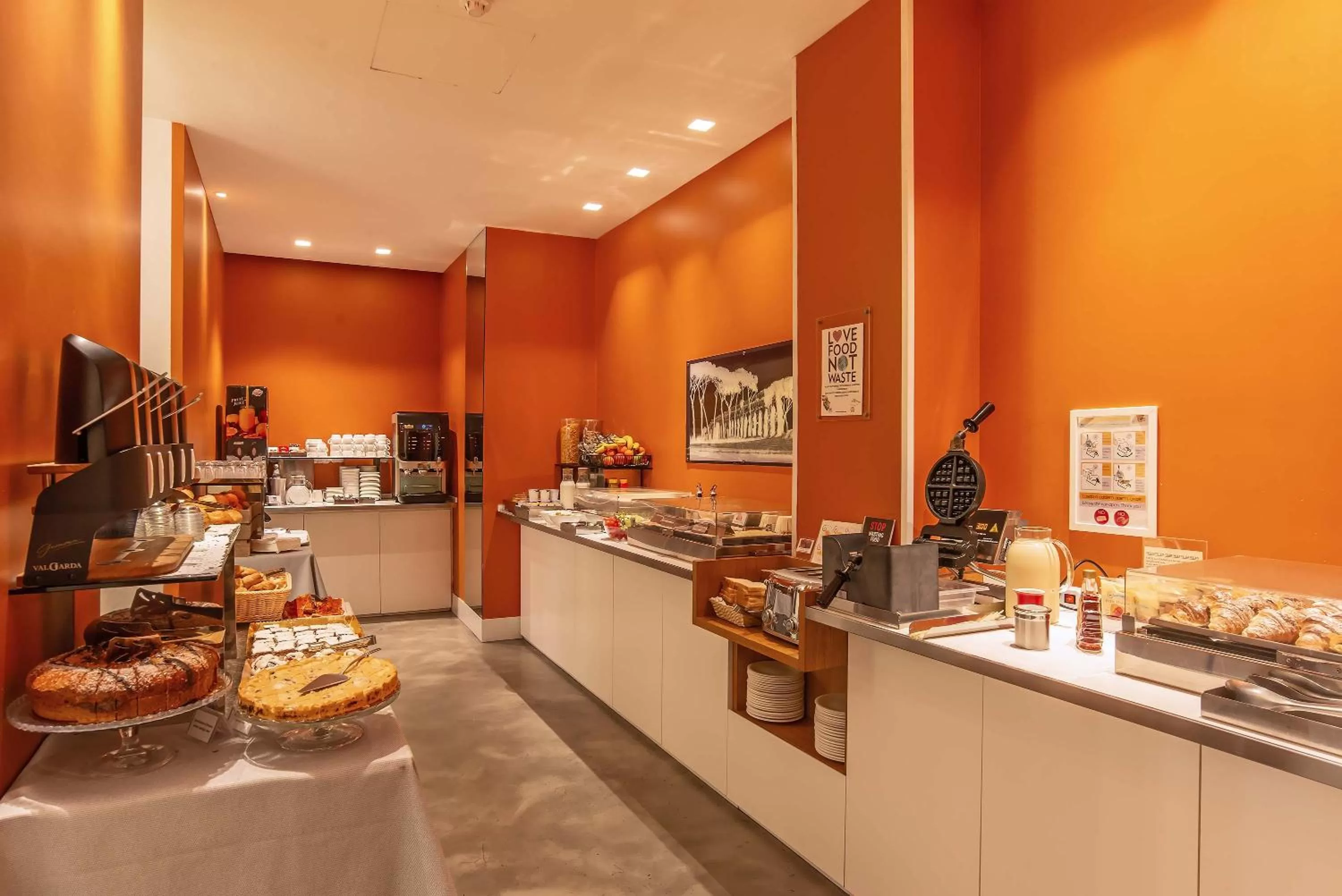 Food and drinks in Hotel White