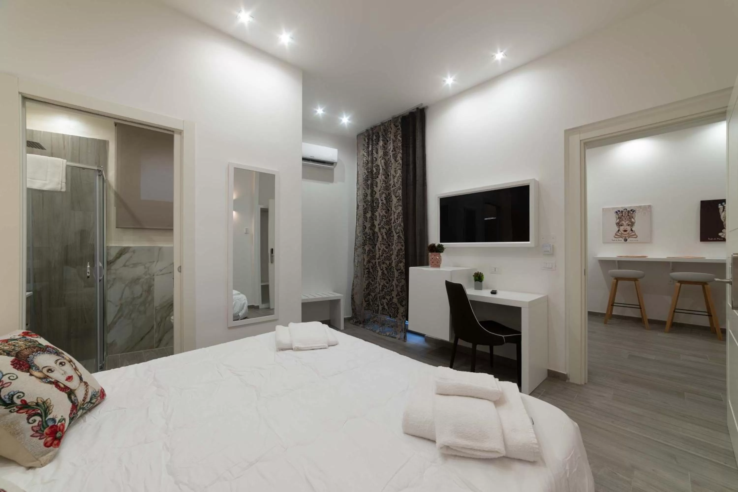 TV and multimedia, Bed in Blanc Rooms