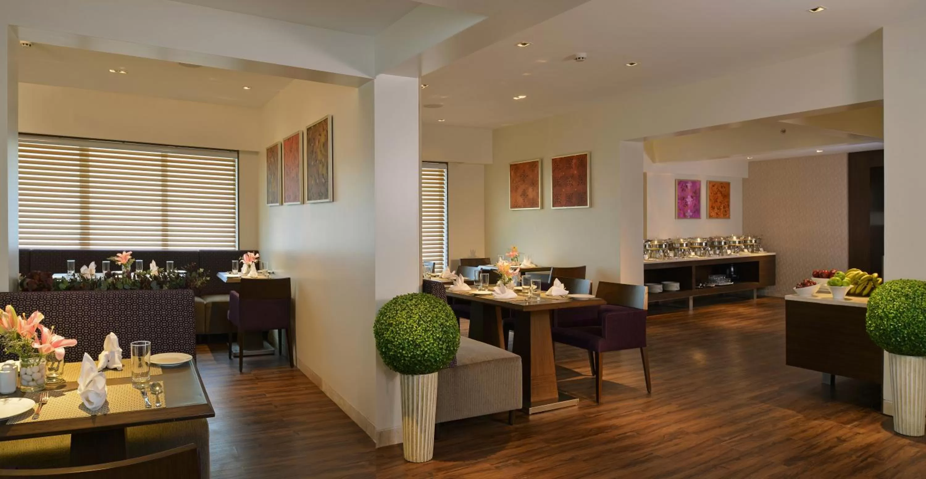 Restaurant/places to eat in Residency Sarovar Portico