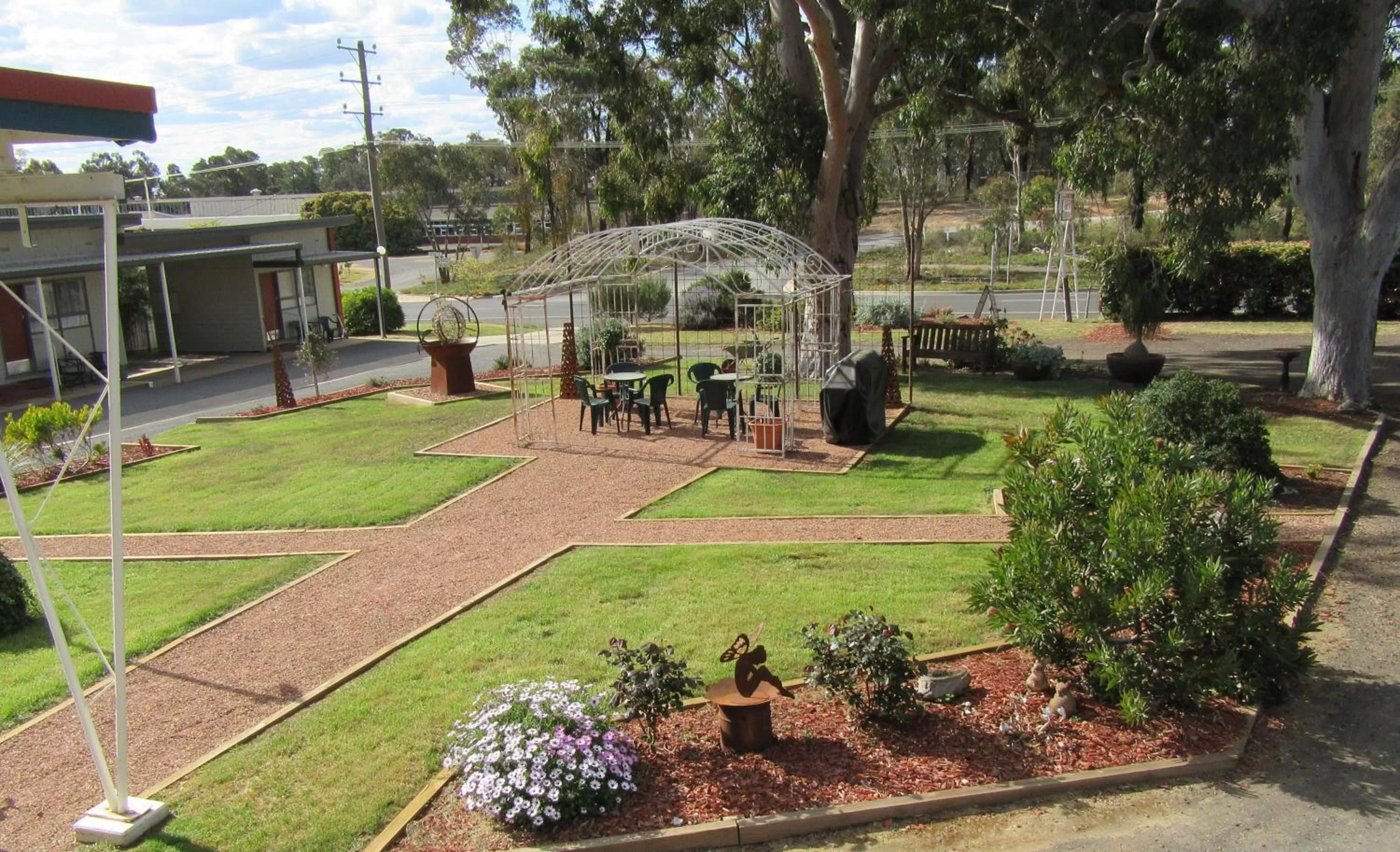 Garden view in The Highlander Motel - 24HR Check In