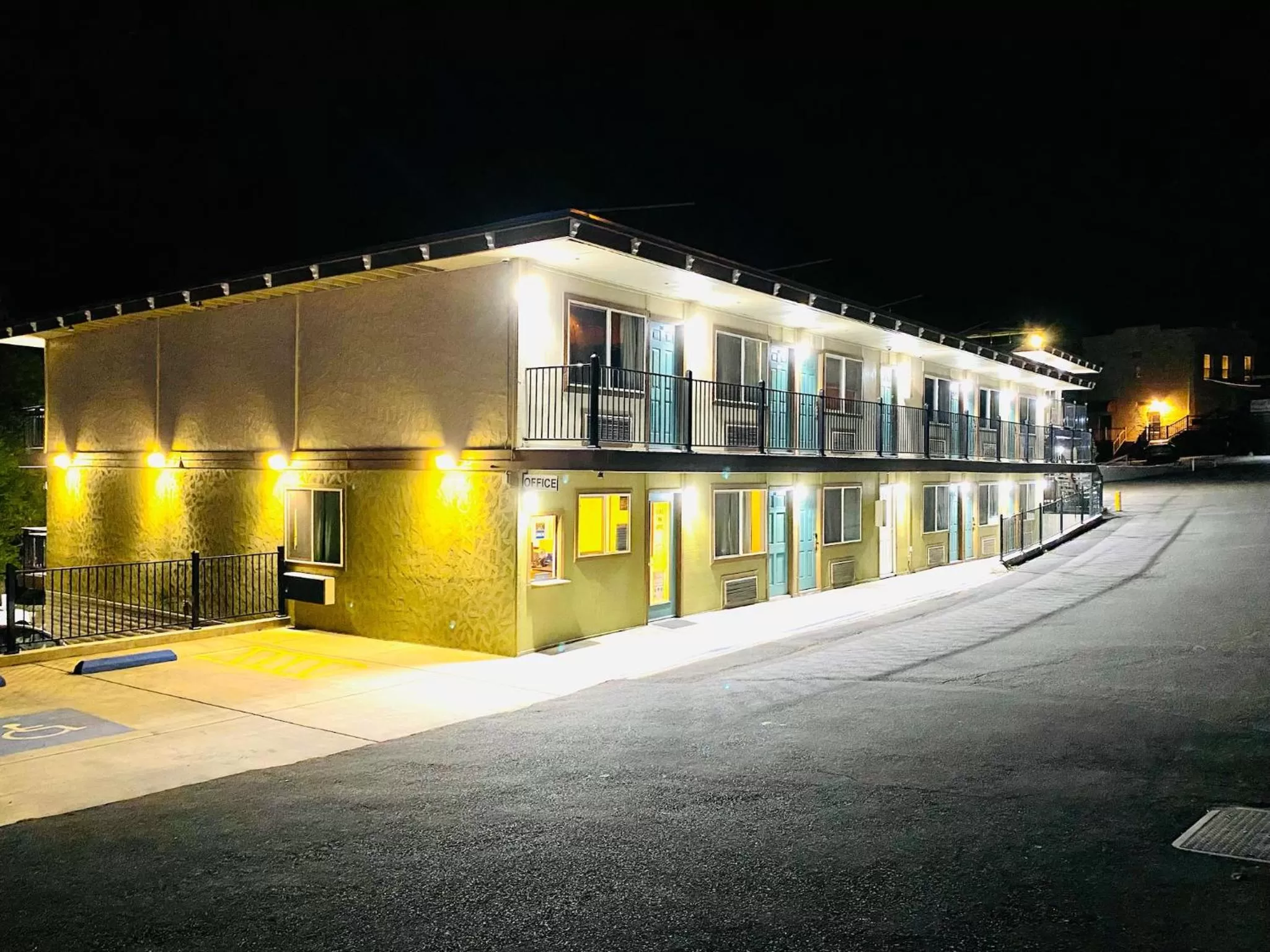 Property building in Sierra Inn