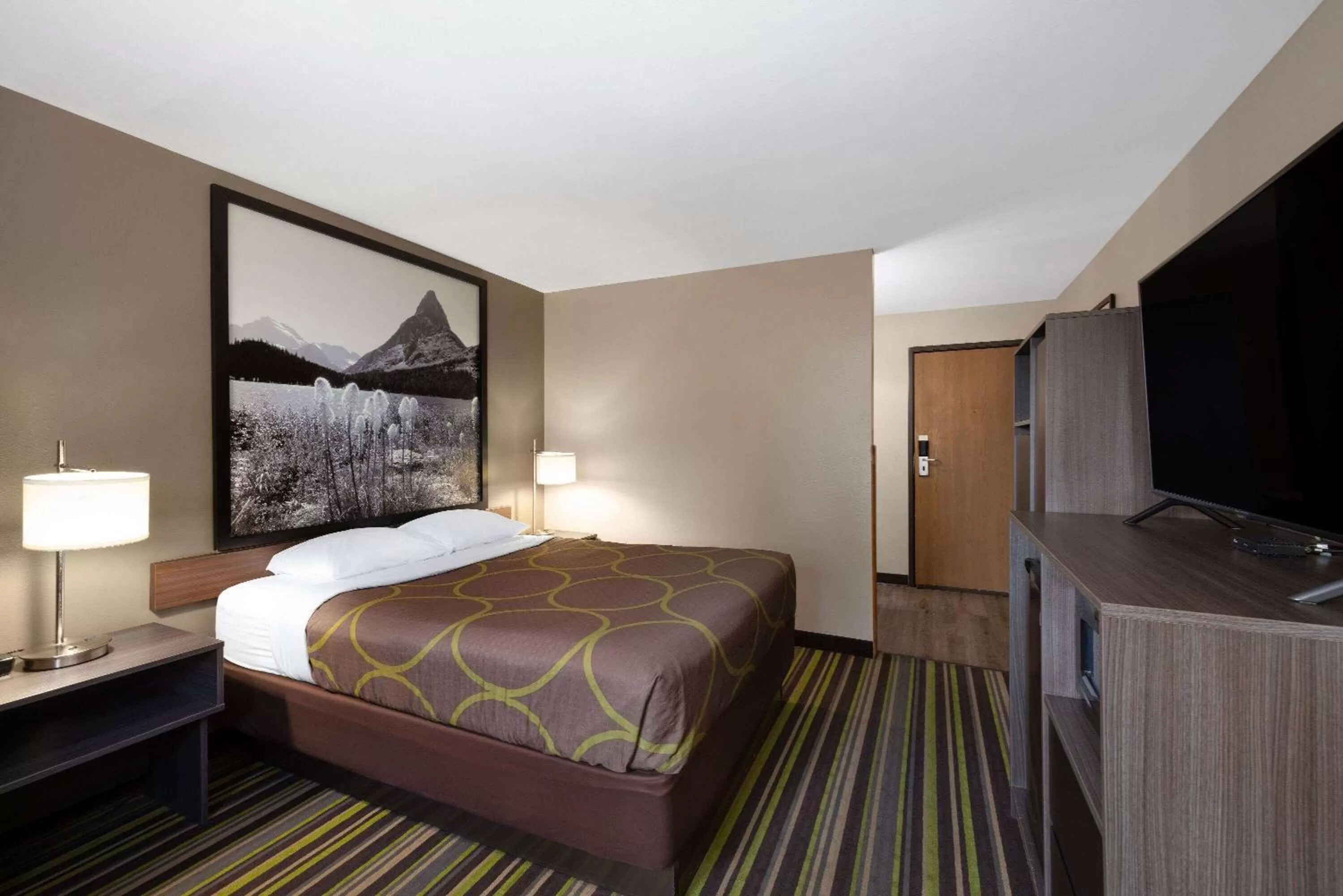 Photo of the whole room, Bed in Super 8 by Wyndham Belgrade/Bozeman Airport