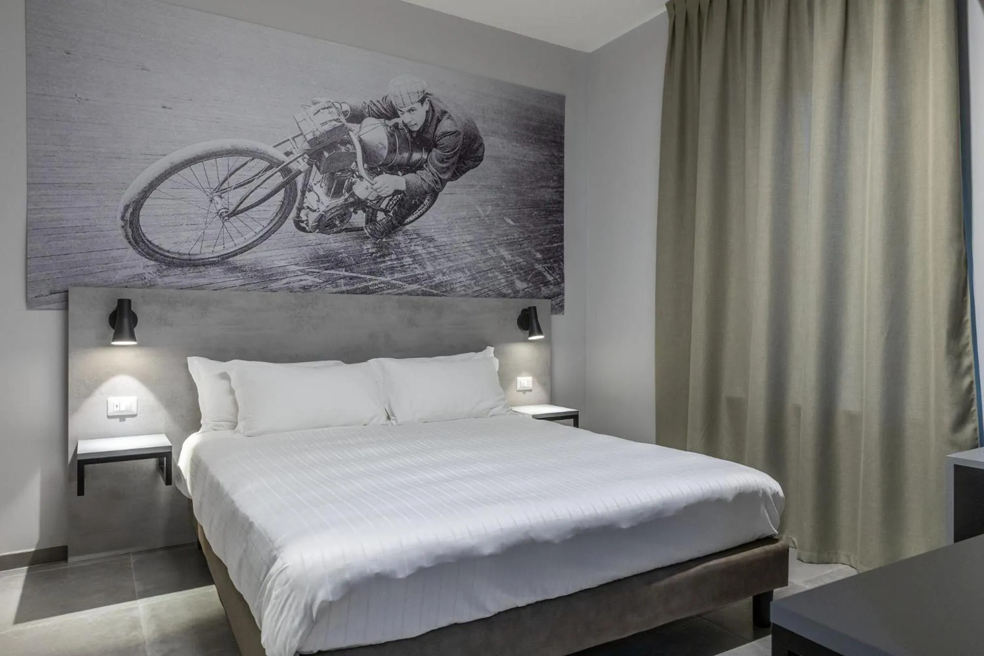 Bedroom, Bed in Mathis