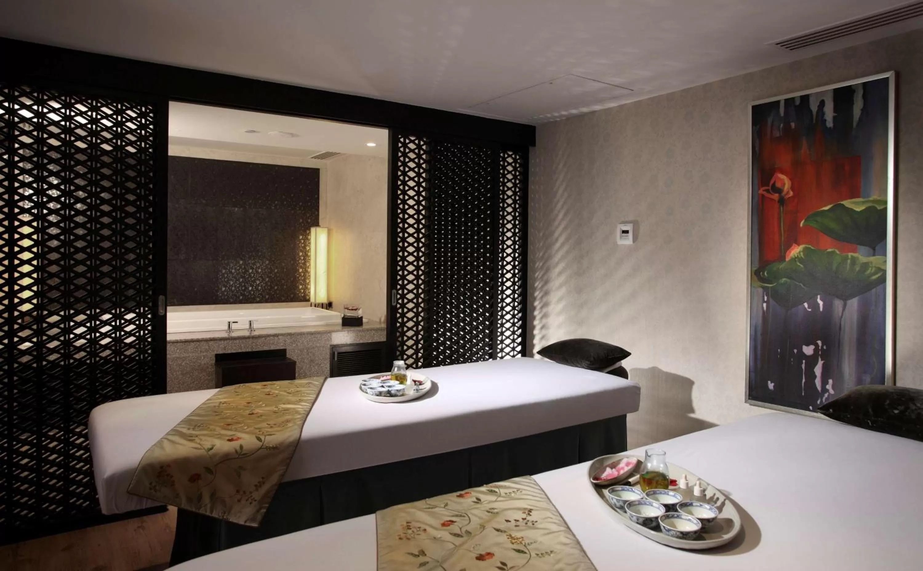 Spa and wellness centre/facilities, Bed in Radisson Blu Plaza Delhi Airport