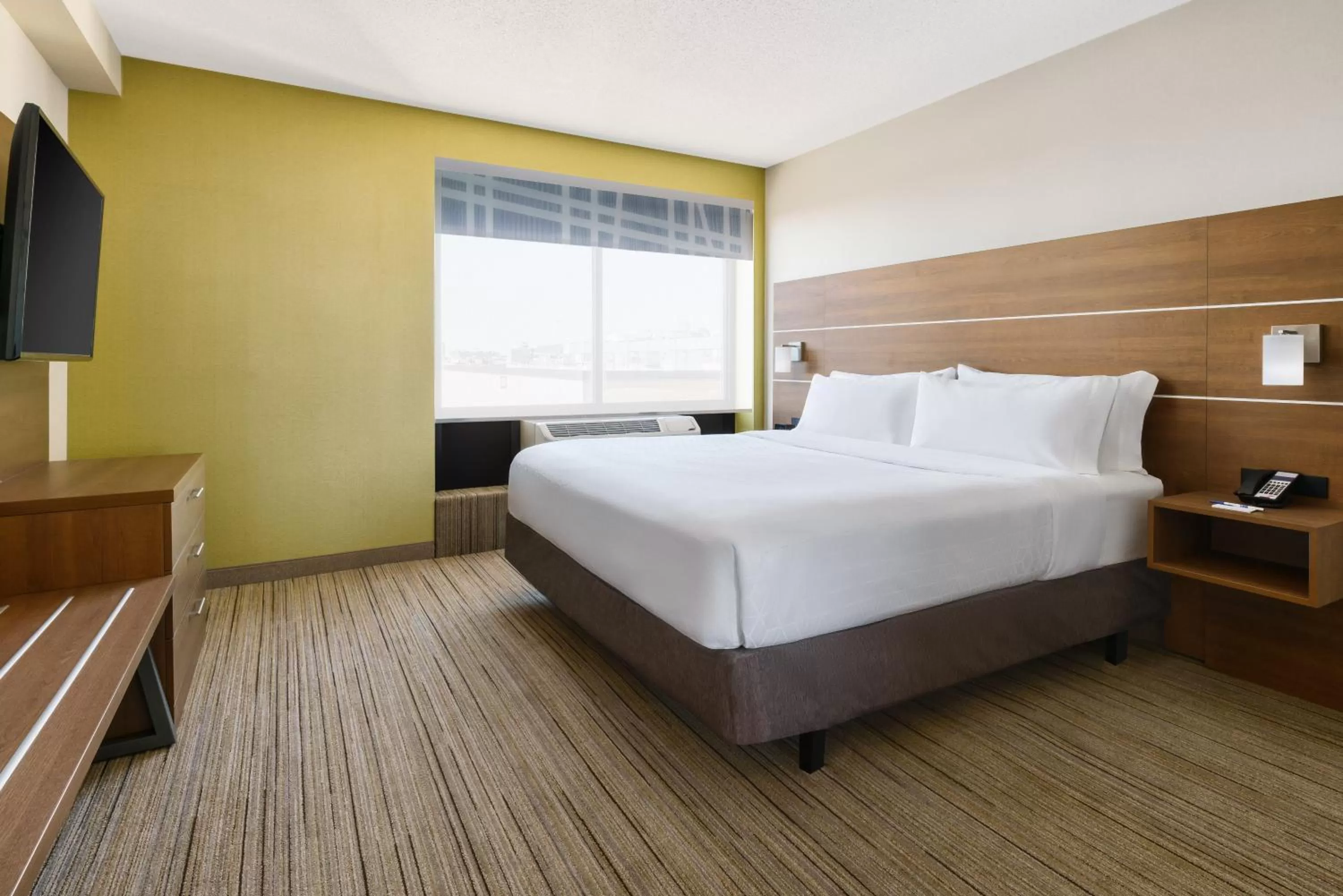 Photo of the whole room, Bed in Holiday Inn Express Boston by IHG