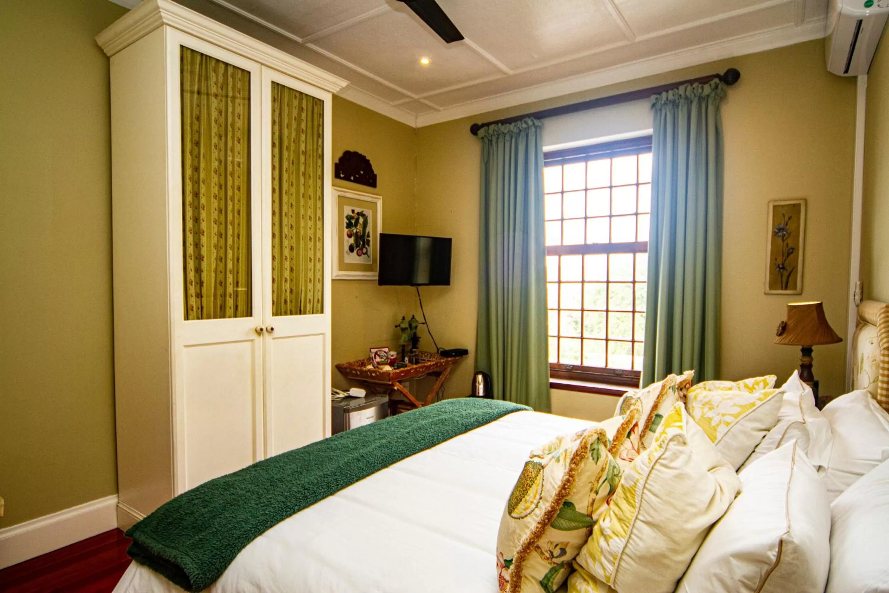 Double or Twin Room with Private External Bathroom - single occupancy in Holland House B&B