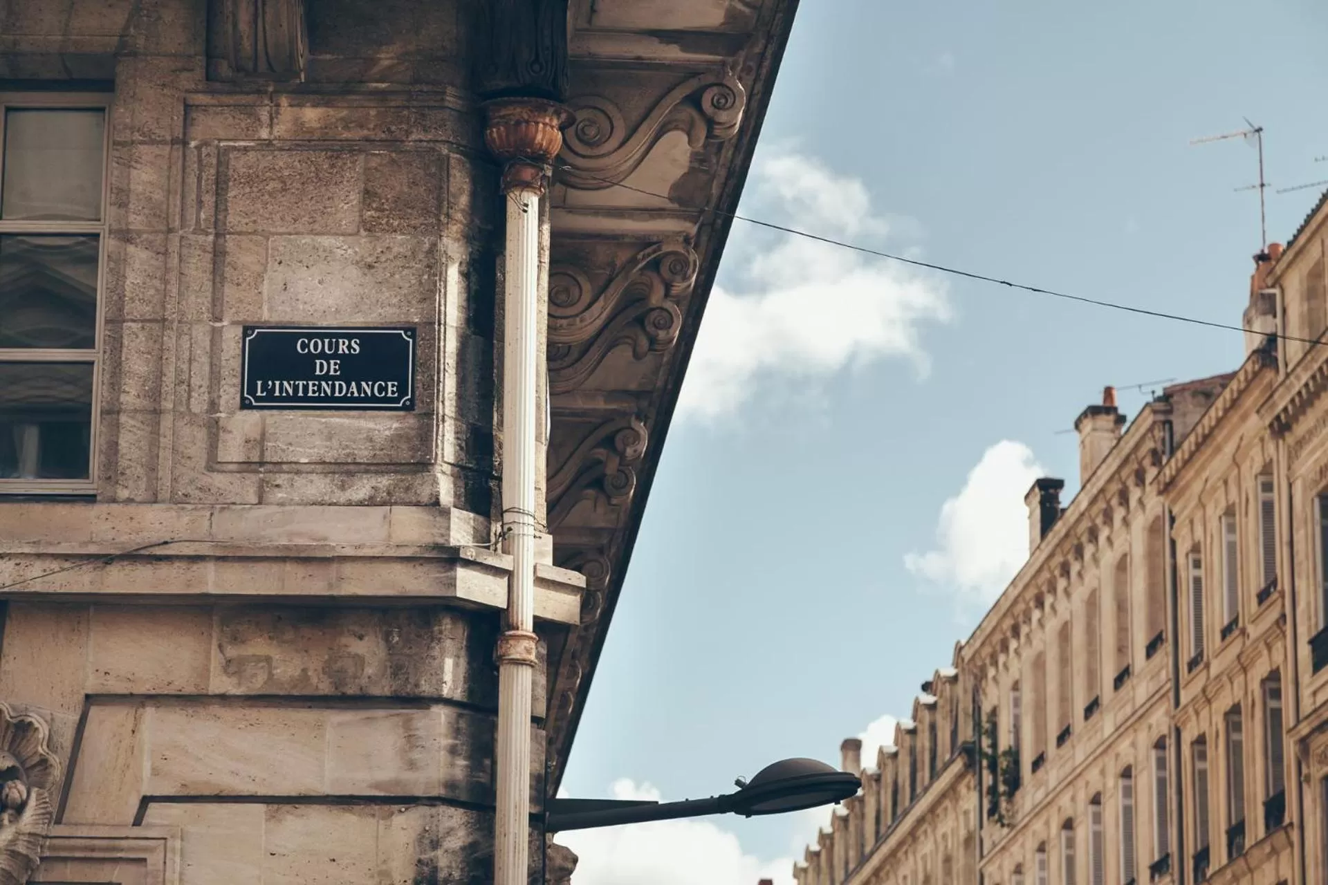 Facade/entrance in Appartement T4 cours de l'intendance
