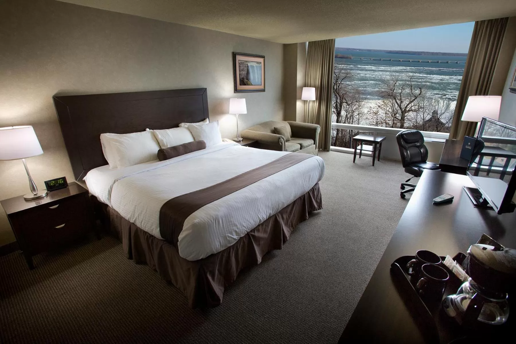 Photo of the whole room, Bed in The Oakes Hotel Overlooking the Falls