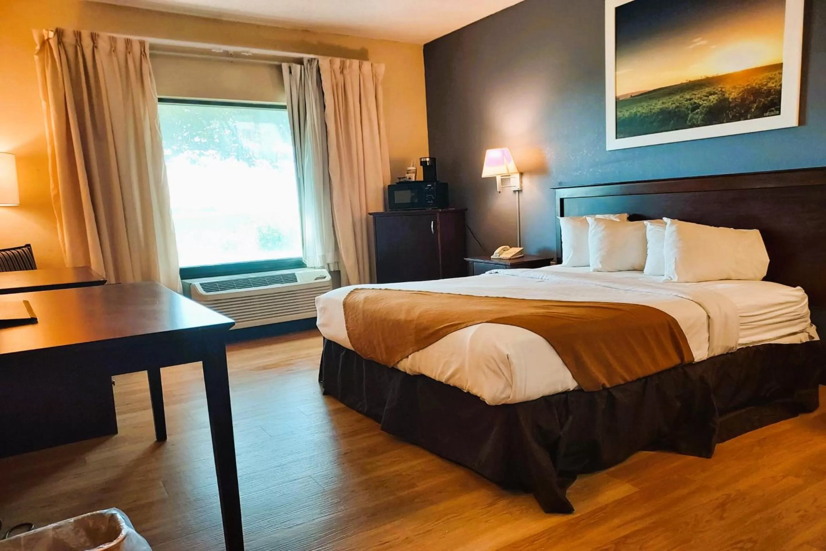 Bedroom, Bed in McPherson Inn By OYO, I-135