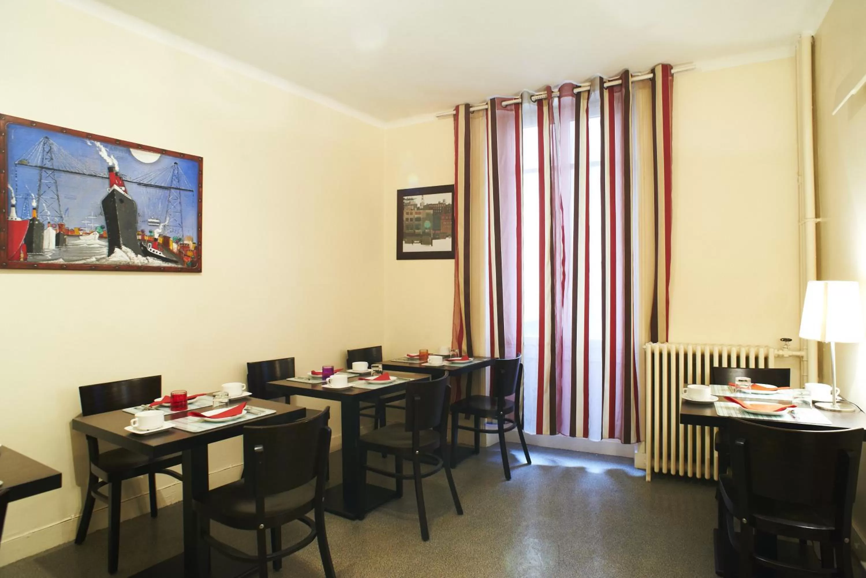 Restaurant/places to eat in Hotel Le Petit Duquesne