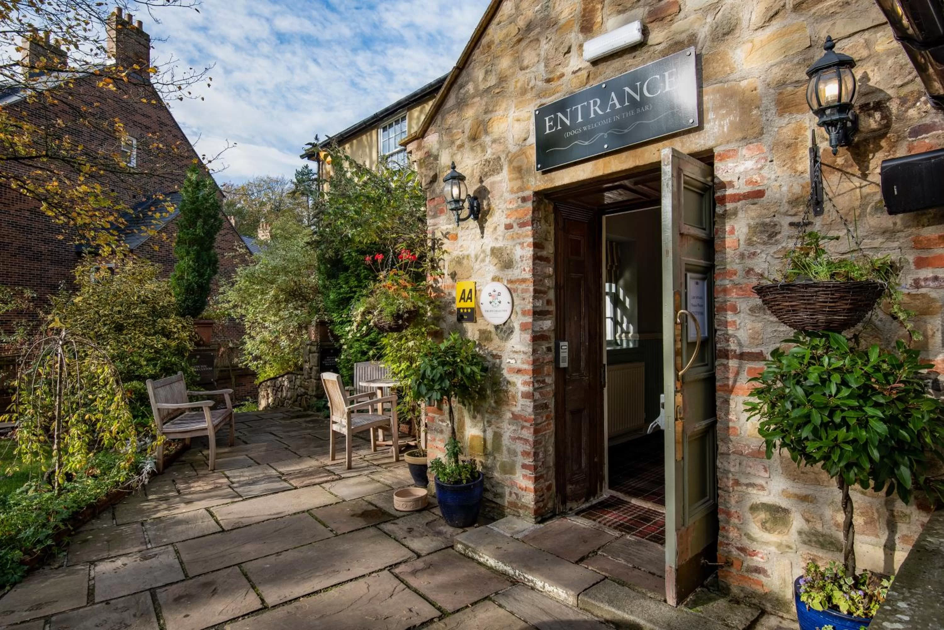 Facade/entrance in The Kingslodge Inn - The Inn Collection Group