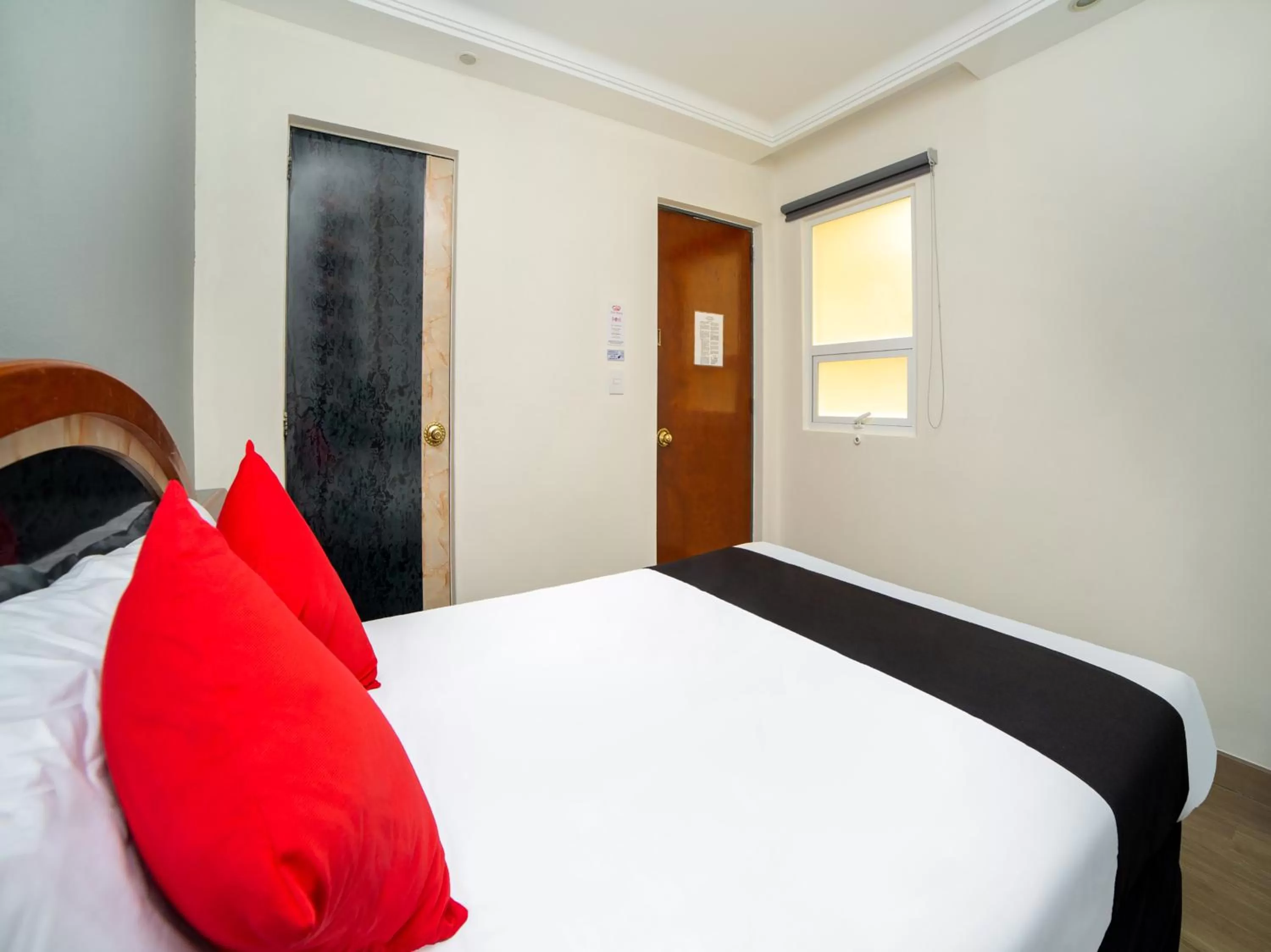 Bedroom, Bed in Hotel Monarca