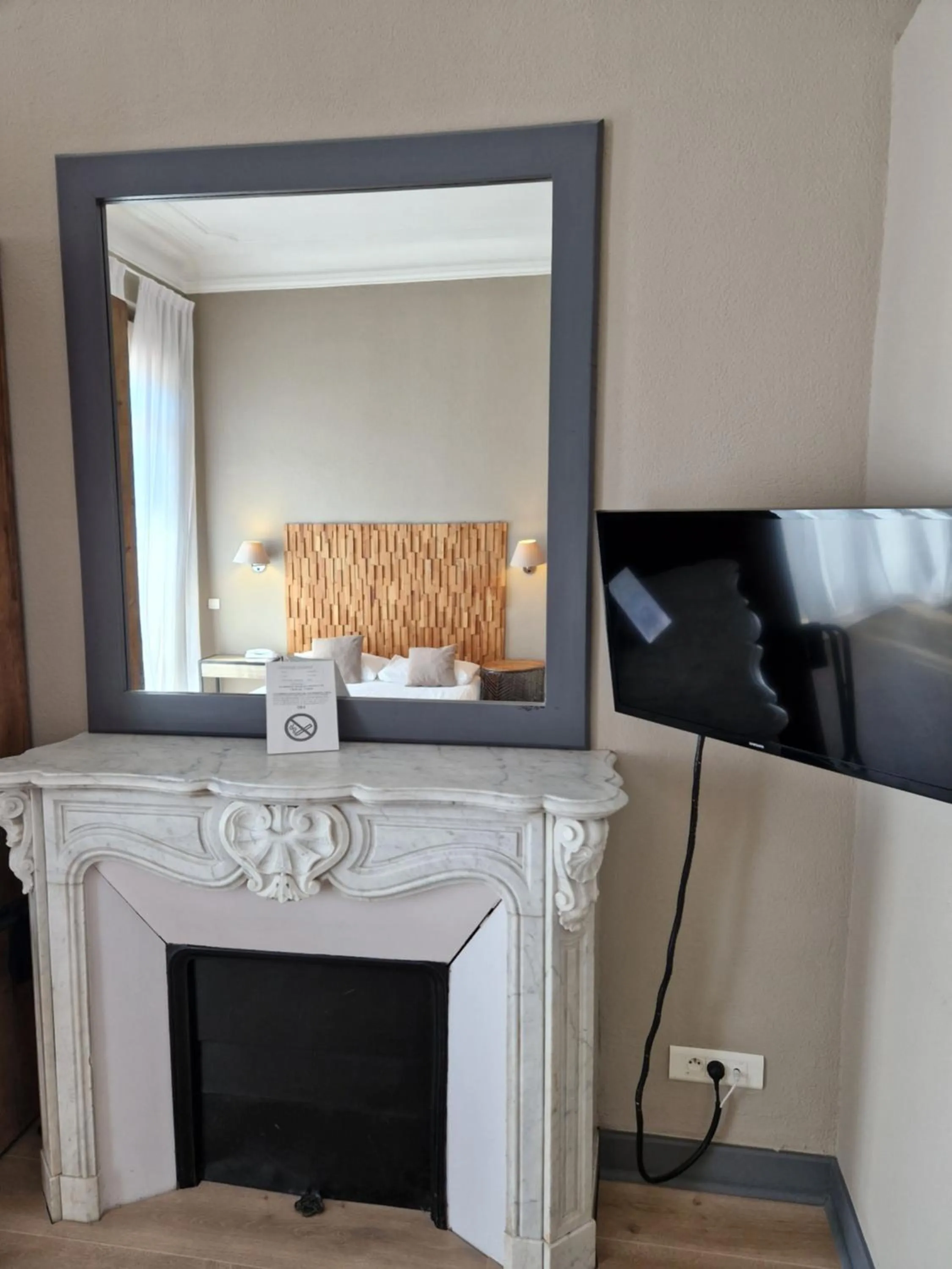 TV and multimedia in Hôtel La Villa Tosca