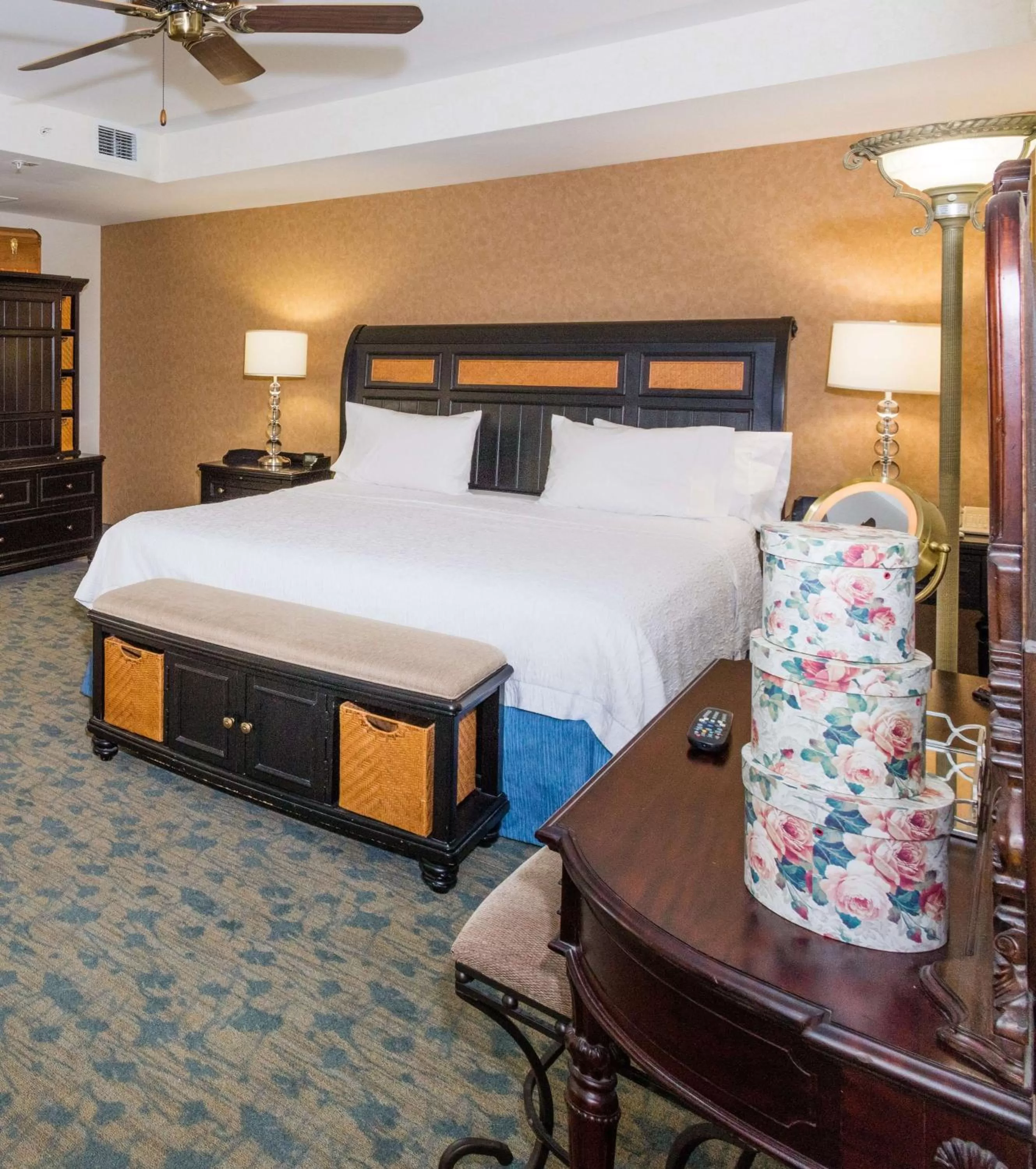 Bed in Hampton Inn & Suites Amelia Island-Historic Harbor Front