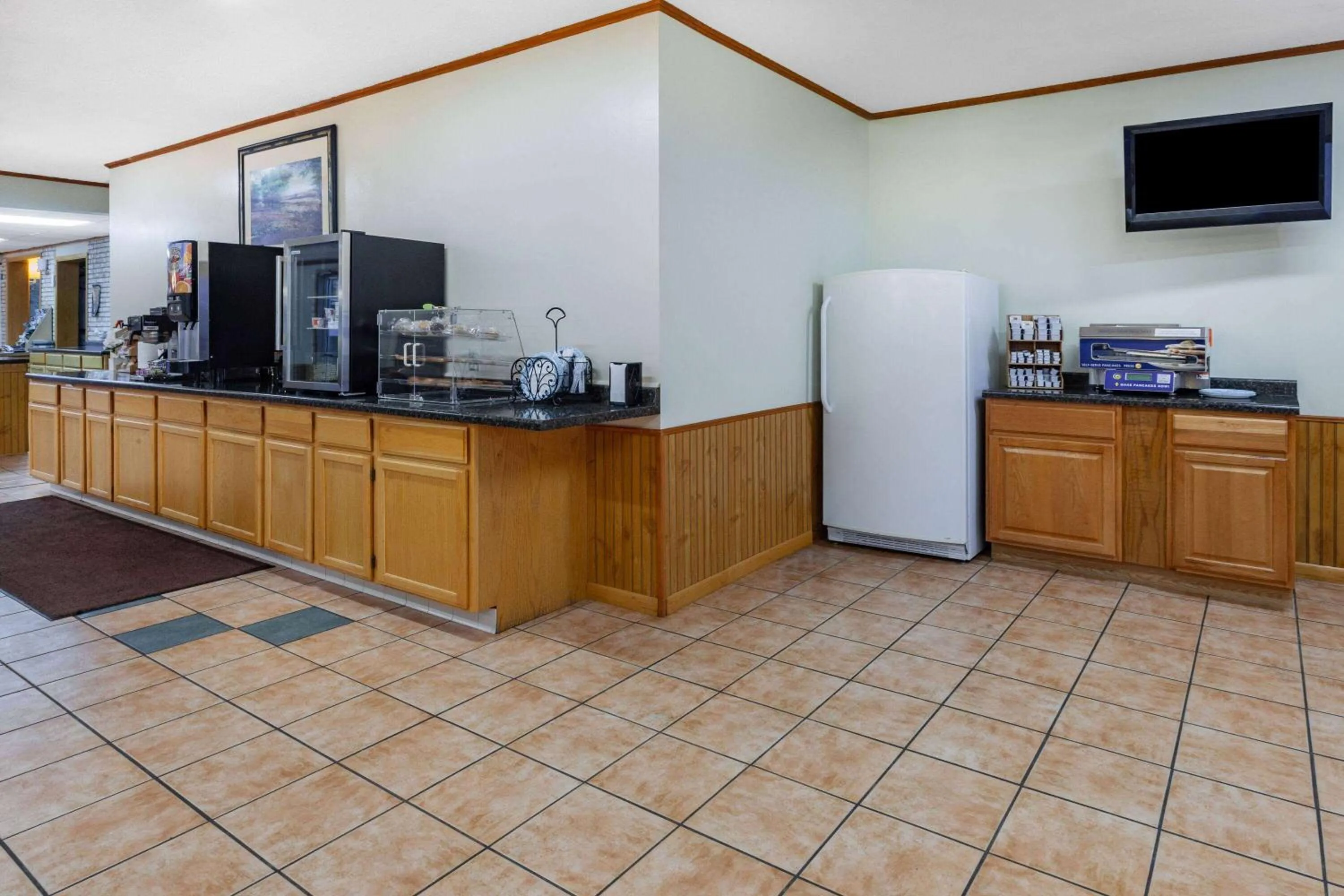 Coffee/tea facilities in Days Inn & Suites by Wyndham St. Ignace Lakefront