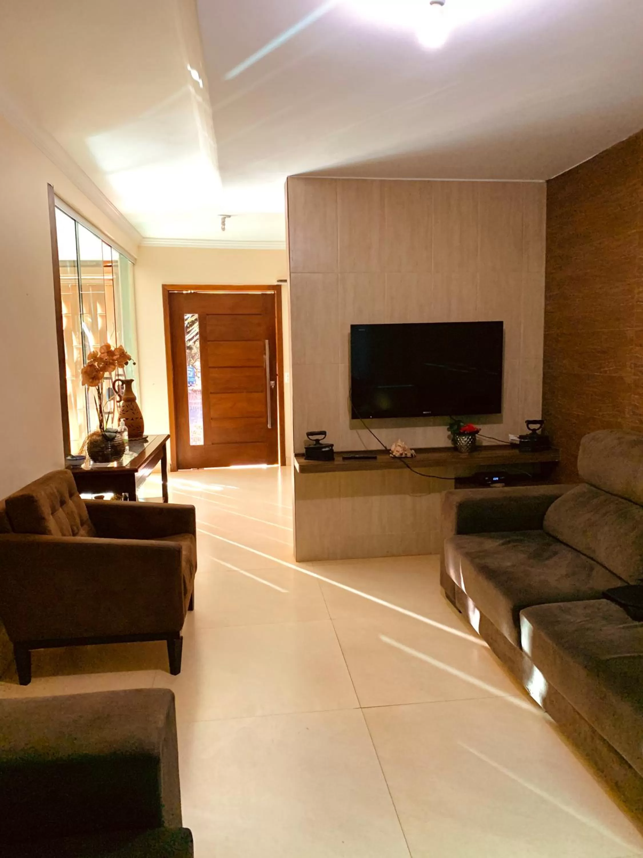 Communal lounge/ TV room, TV/Entertainment Center in Pousada Jardim Brasília