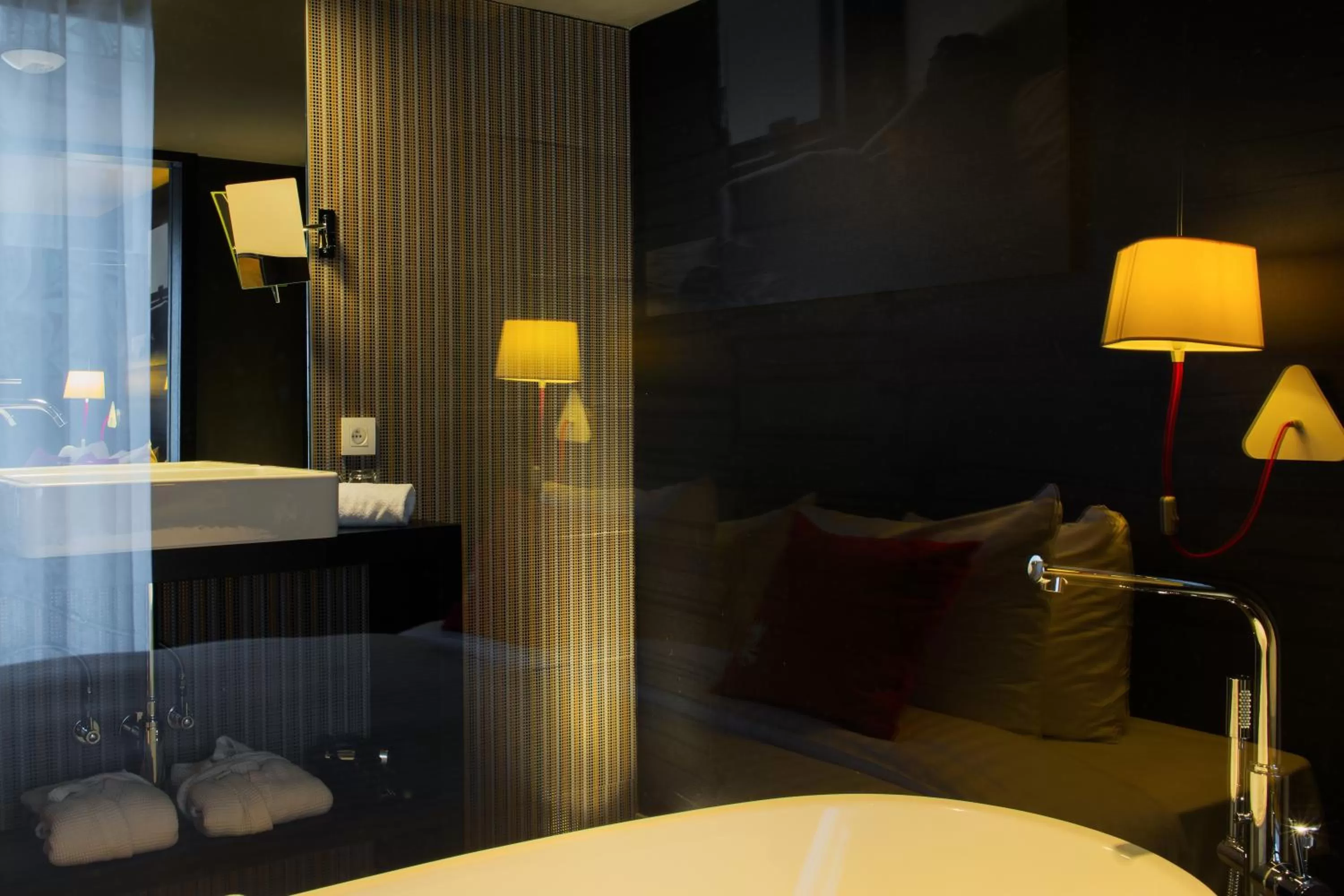 Photo of the whole room, Bed in Hotel The Royal Snail