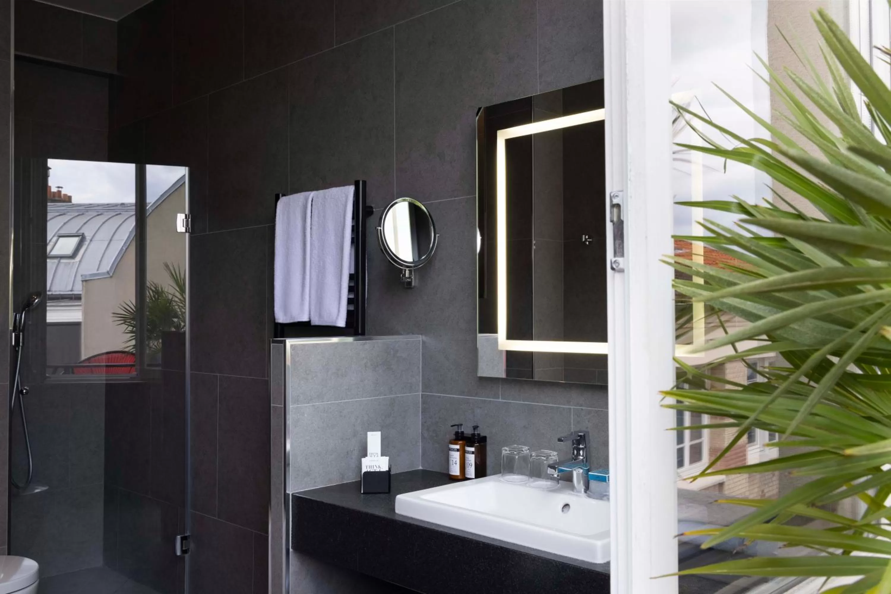 Bathroom in Hôtel Opéra Liège