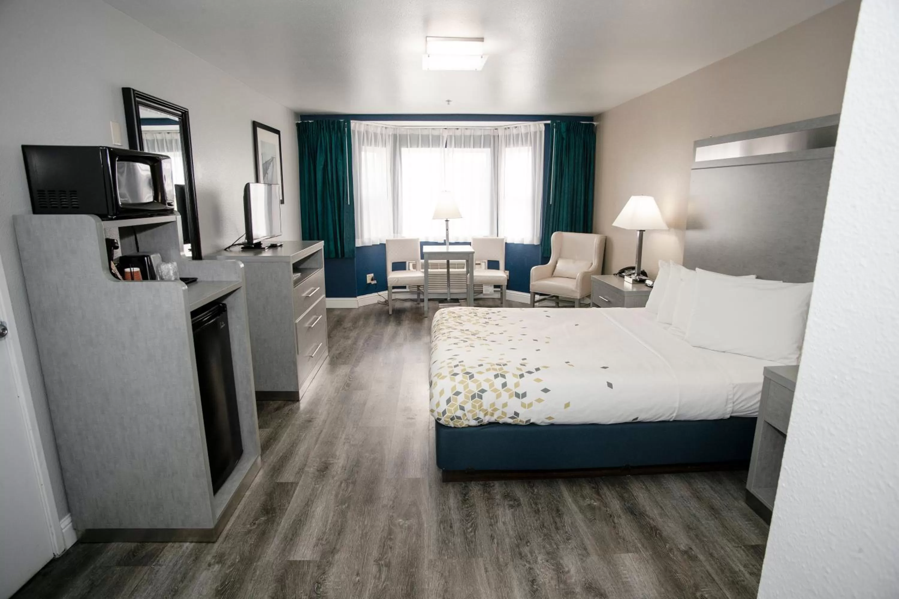 Photo of the whole room, Bed in Anchor Beach Inn