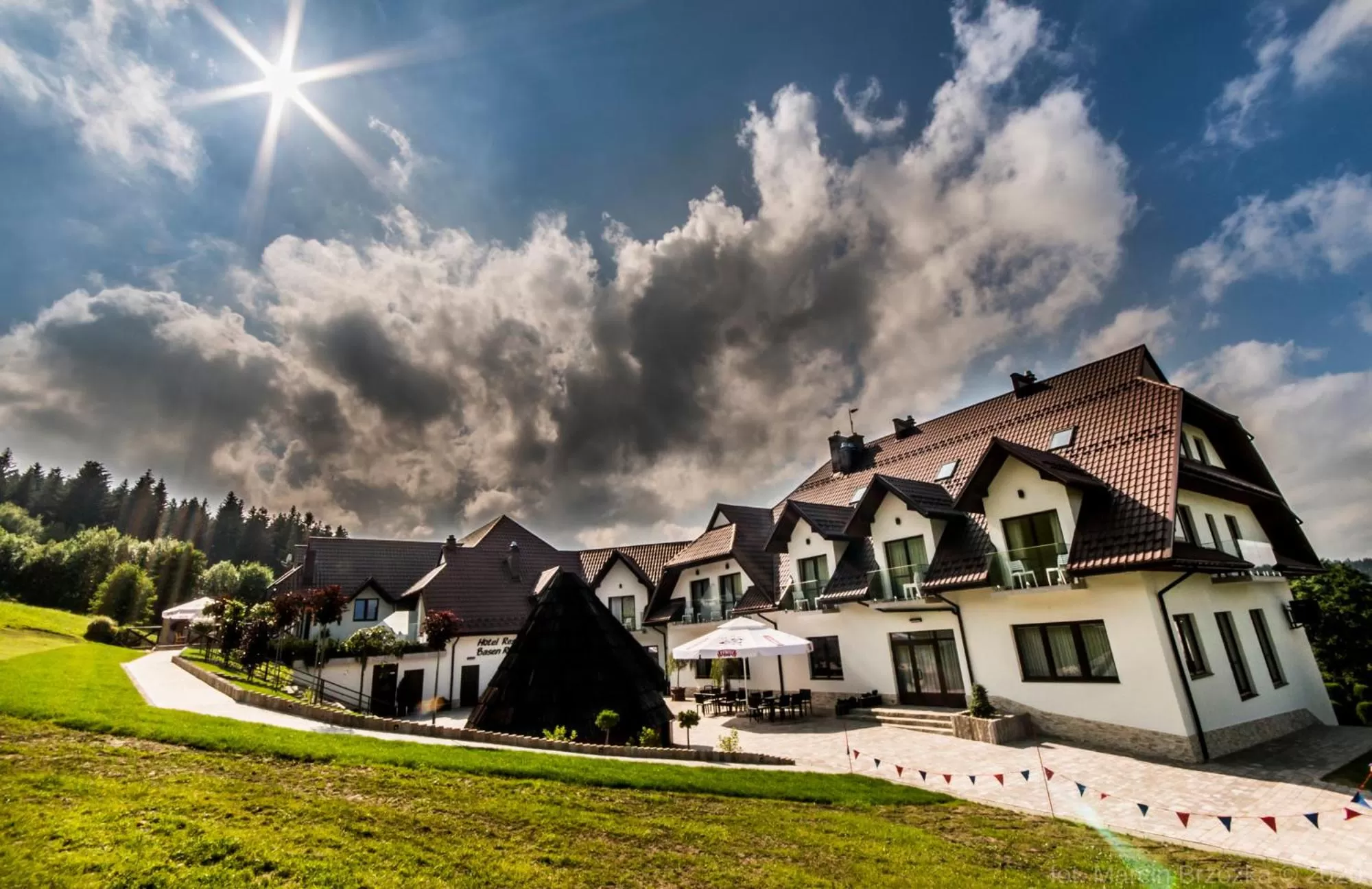 Property building in Hotel Kompleks Beskid z basenem i stokiem narciarskim - blisko Babiej Góry