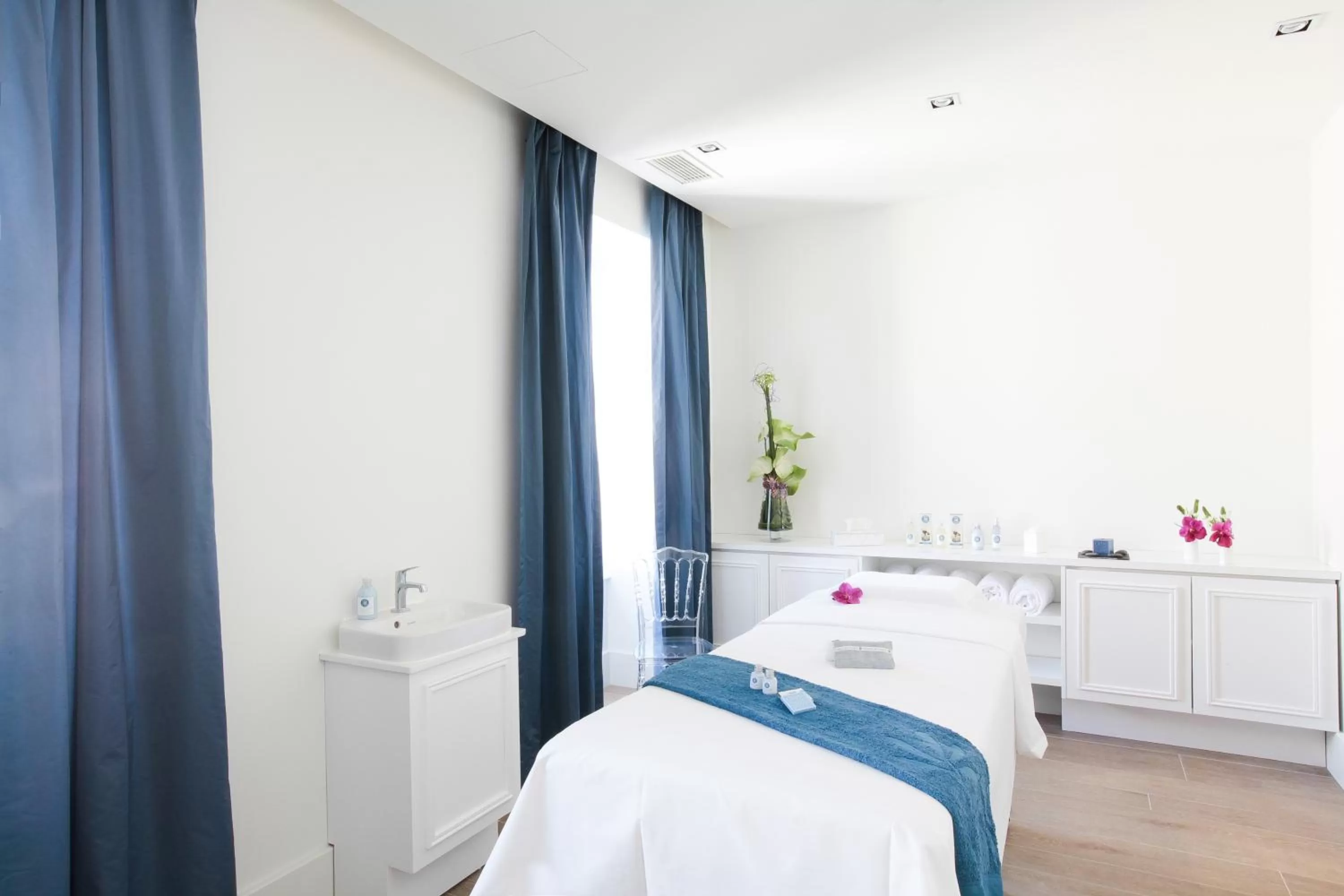 Spa and wellness centre/facilities, Bed in La Cour des Consuls Hotel & Spa Toulouse - MGallery Collection
