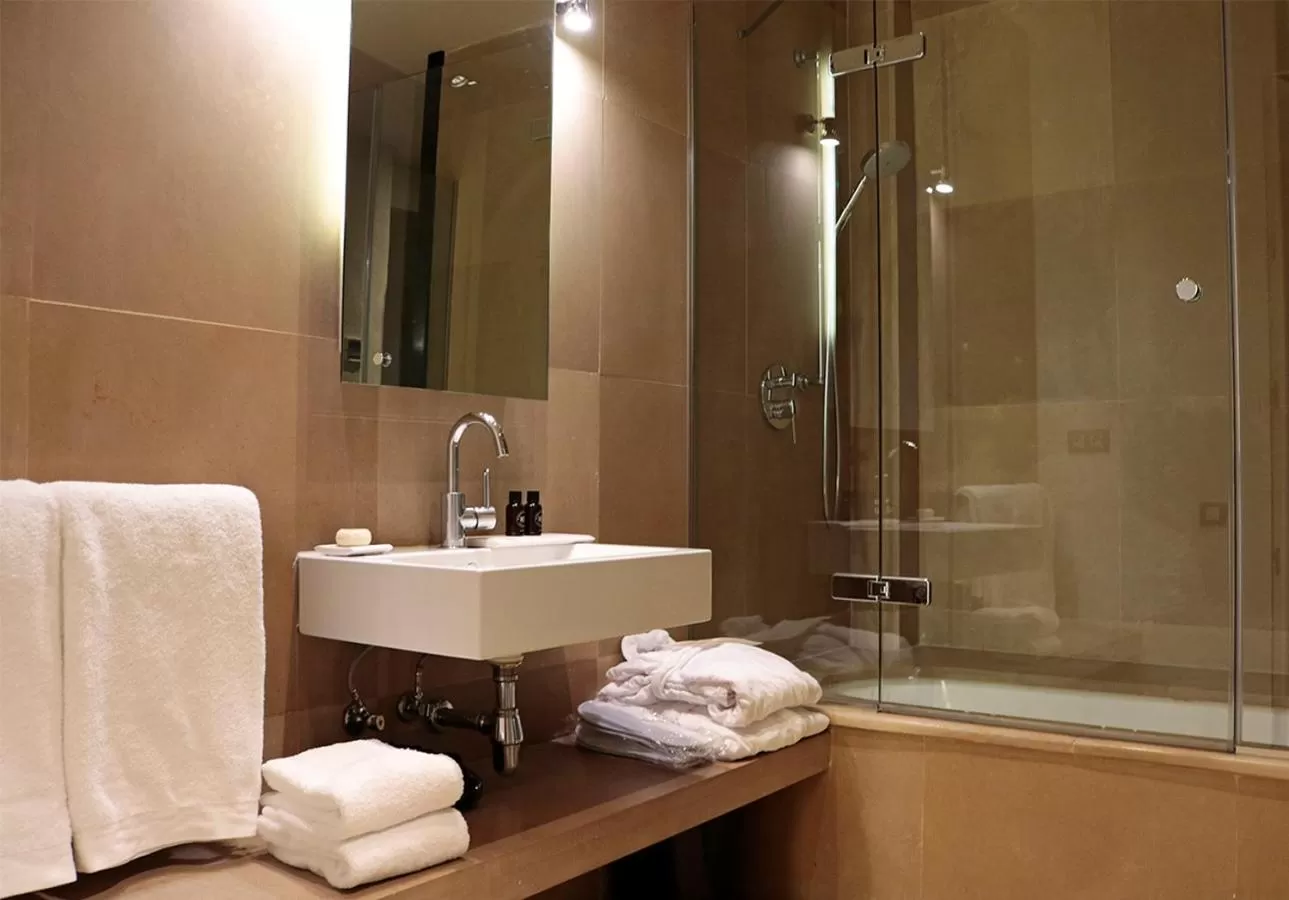 Bathroom in EME Catedral Mercer Hotel