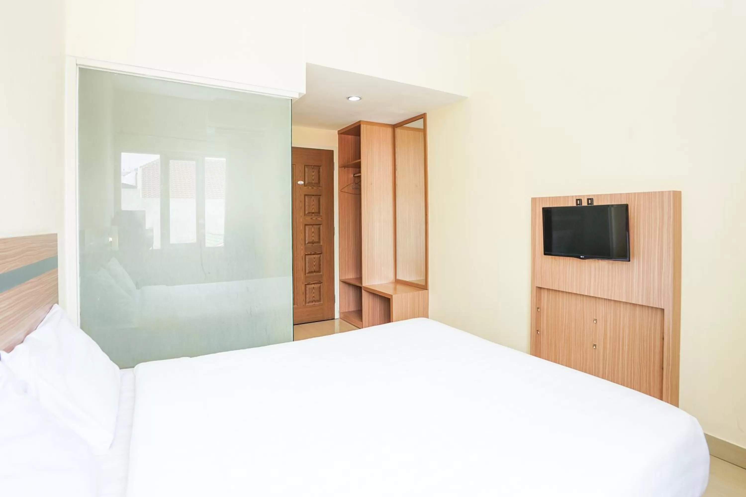 Bed in Pratisarawirya Guesthouse by ecommerceloka