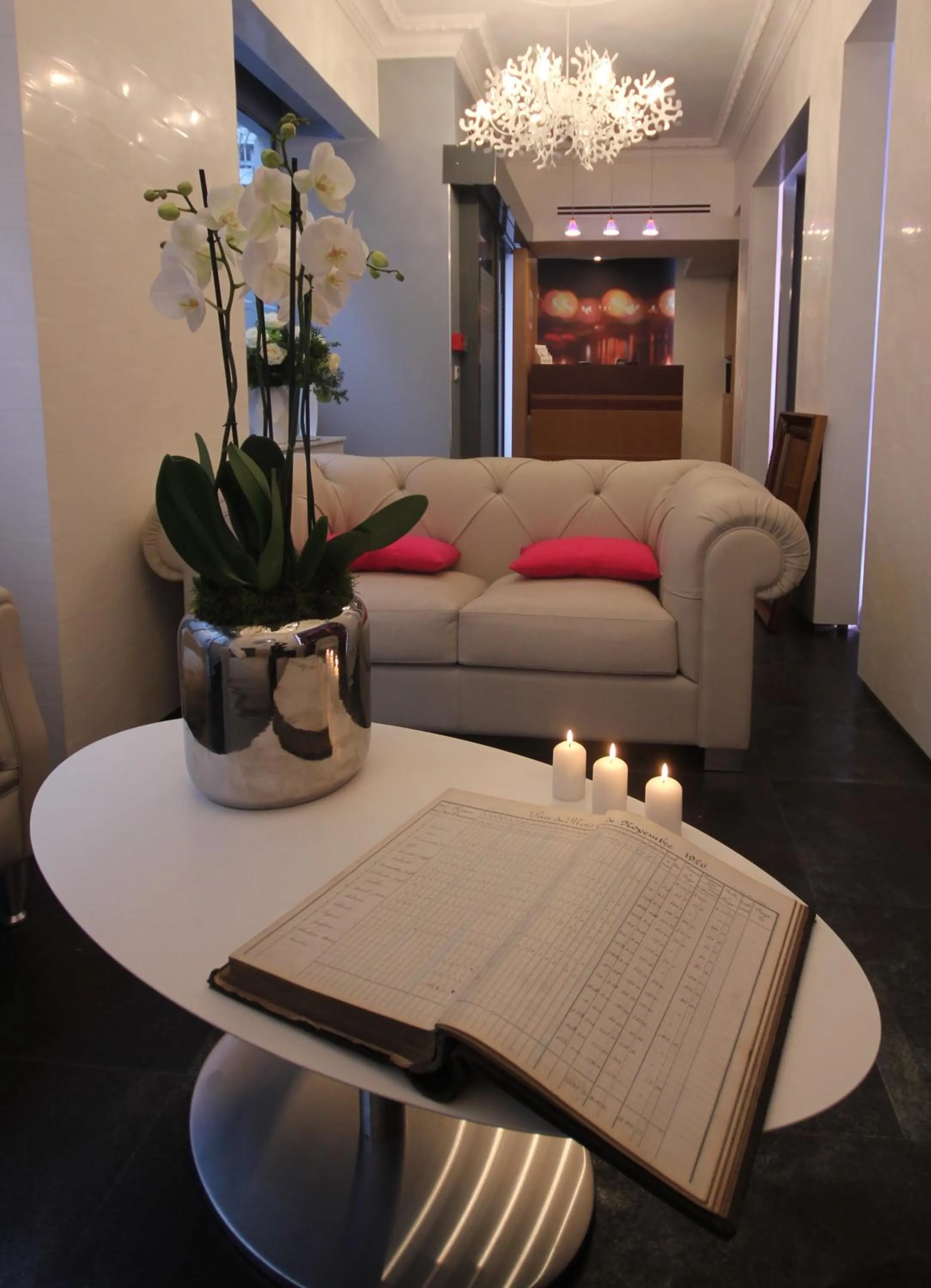 Lobby or reception in Hôtel Lumières Montmartre Paris