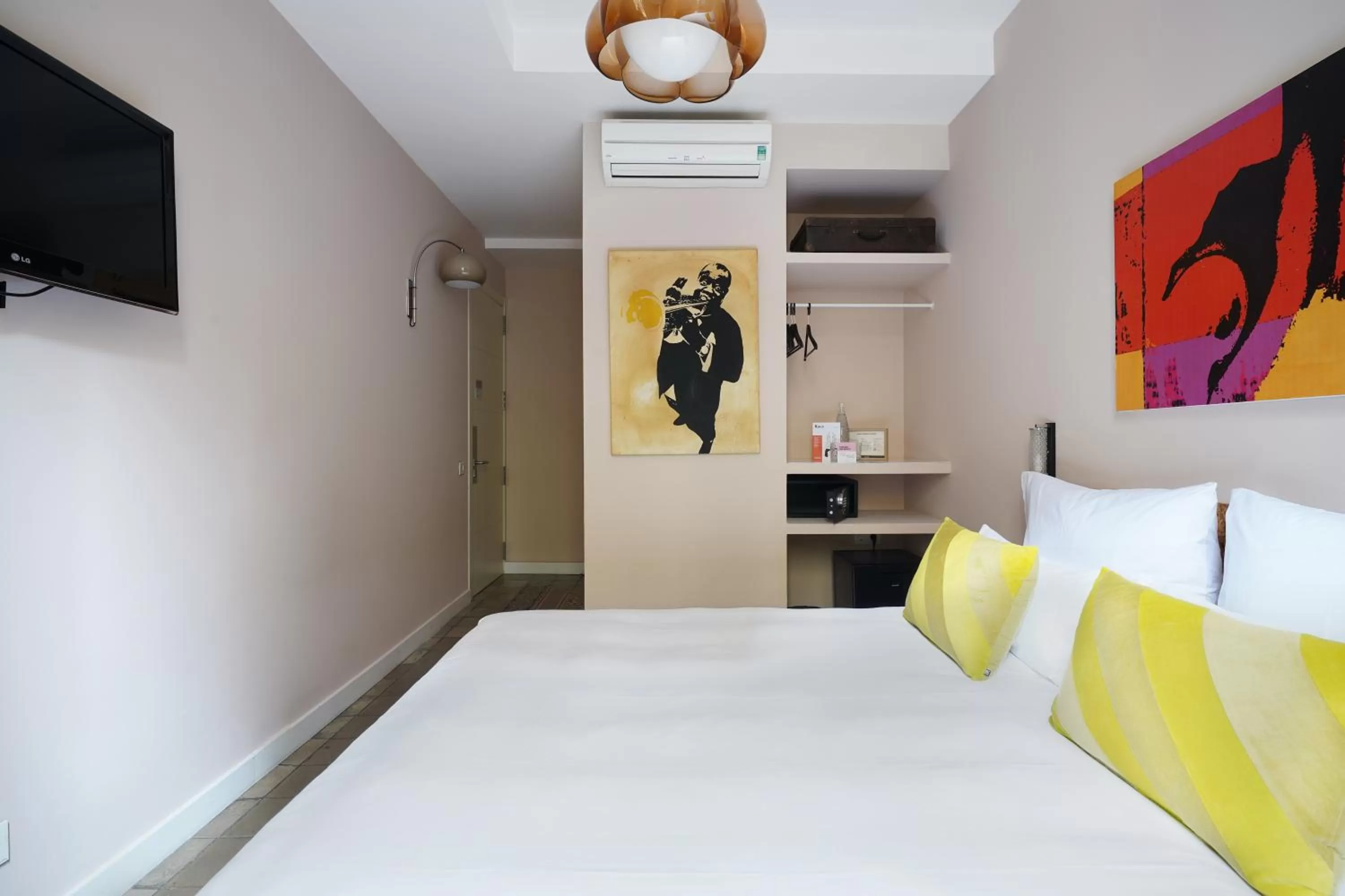 Bed in Numa Barcelona Roca