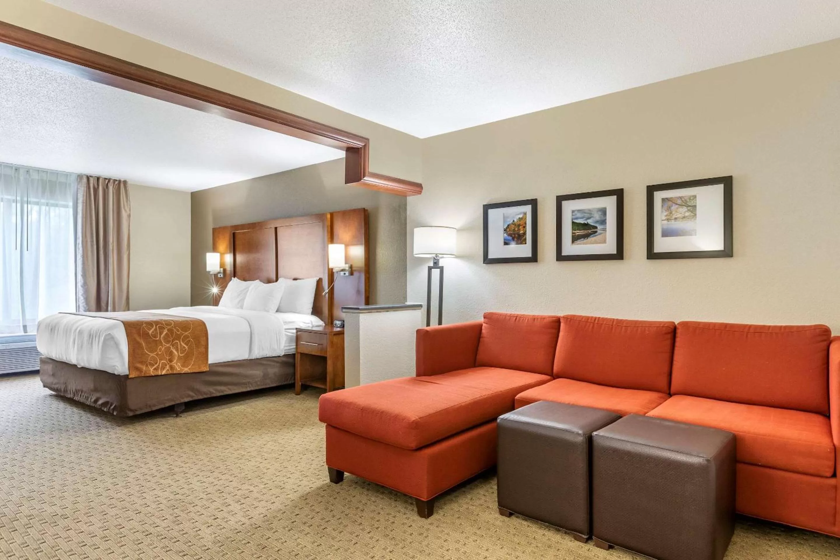 Photo of the whole room, Bed in Comfort Suites Grand Rapids North