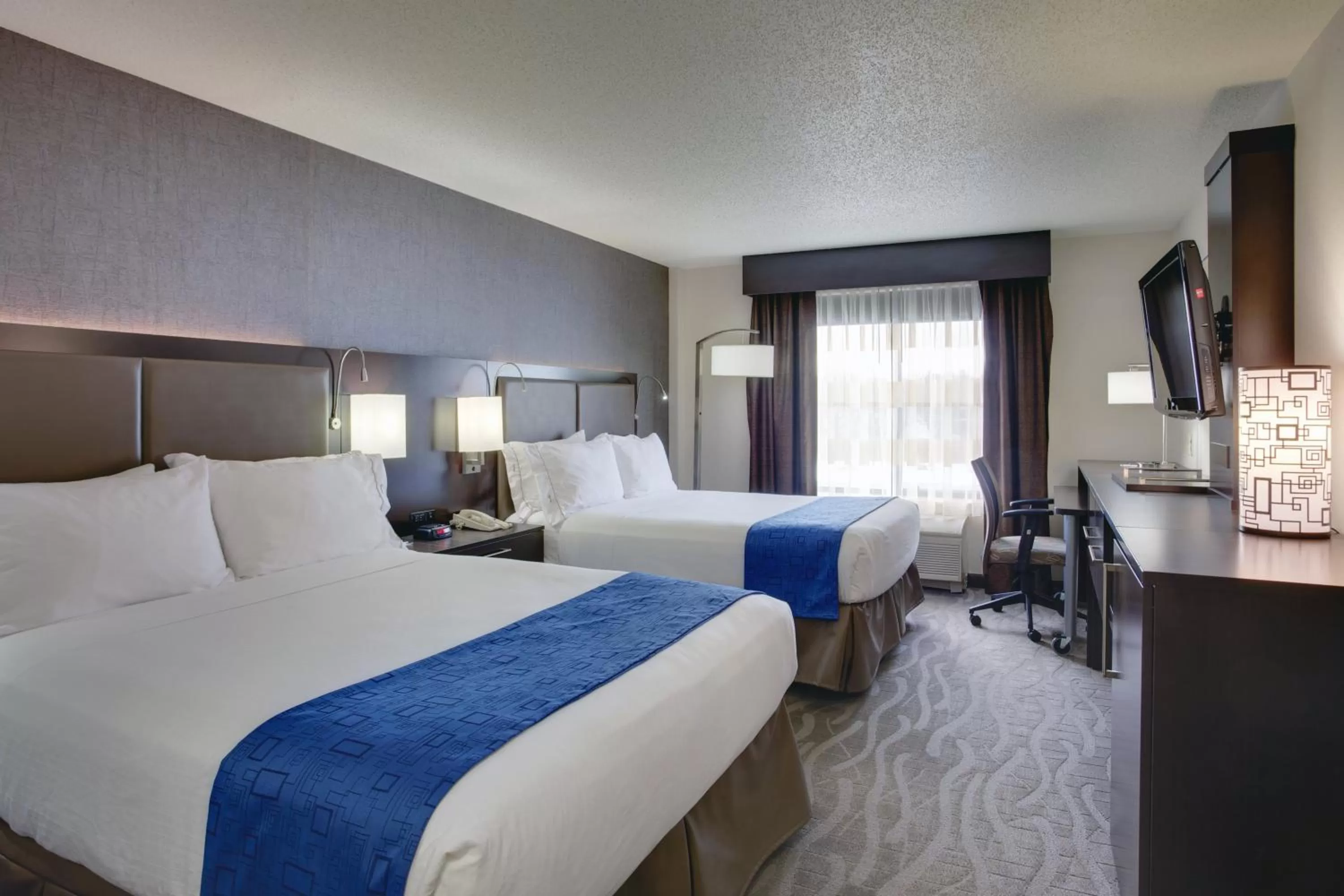 Photo of the whole room, Bed in Holiday Inn Express Hotel & Suites Meadowlands Area by IHG
