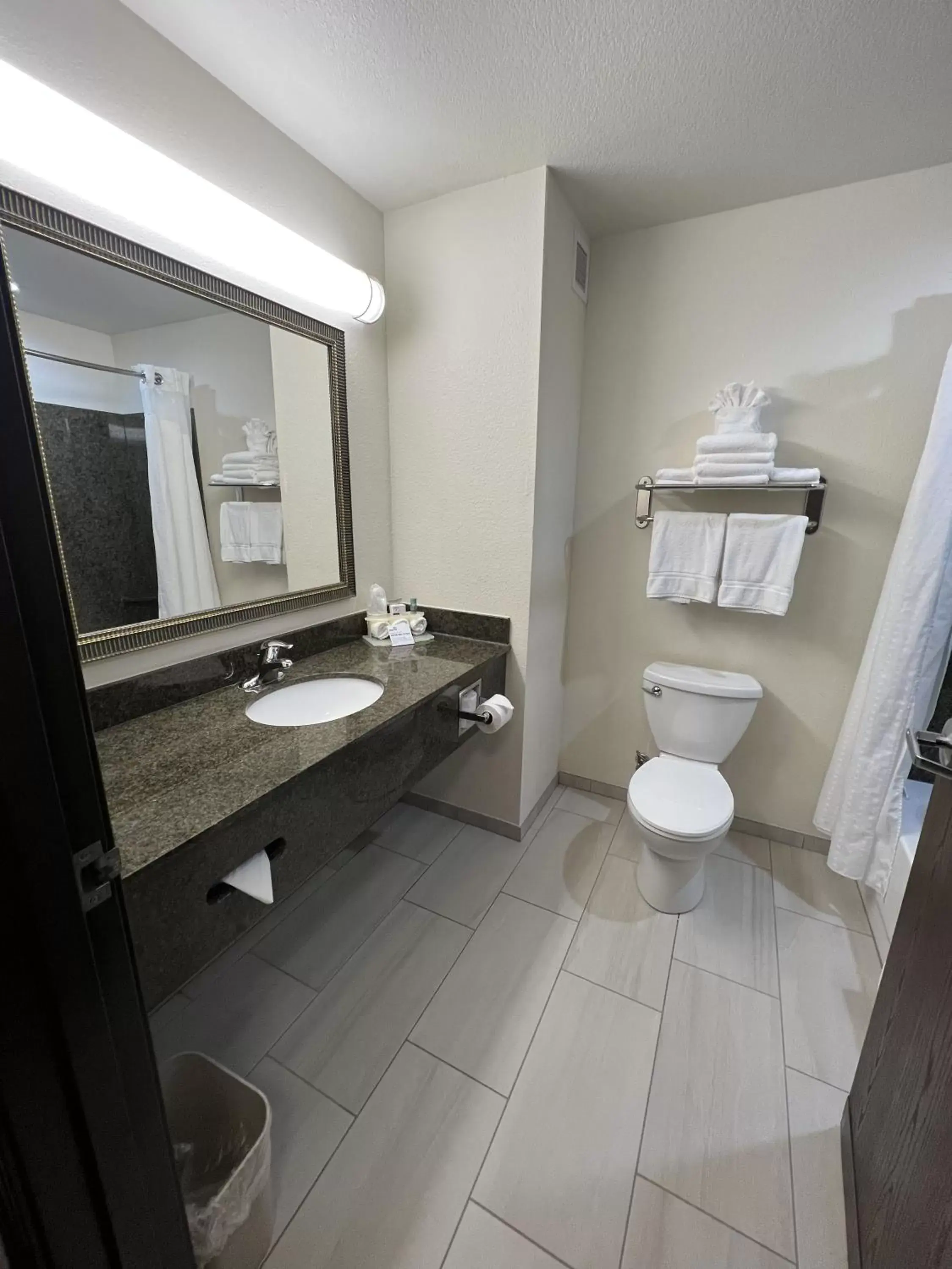 Suite with Mobility Accessible Tub - Non-Smoking in Holiday Inn Express & Suites - Omaha I - 80 by IHG Suite with Mobility Accessible Tub - Non-Smoking in Holiday Inn Express & Suites - Omaha I - 80 by IHG