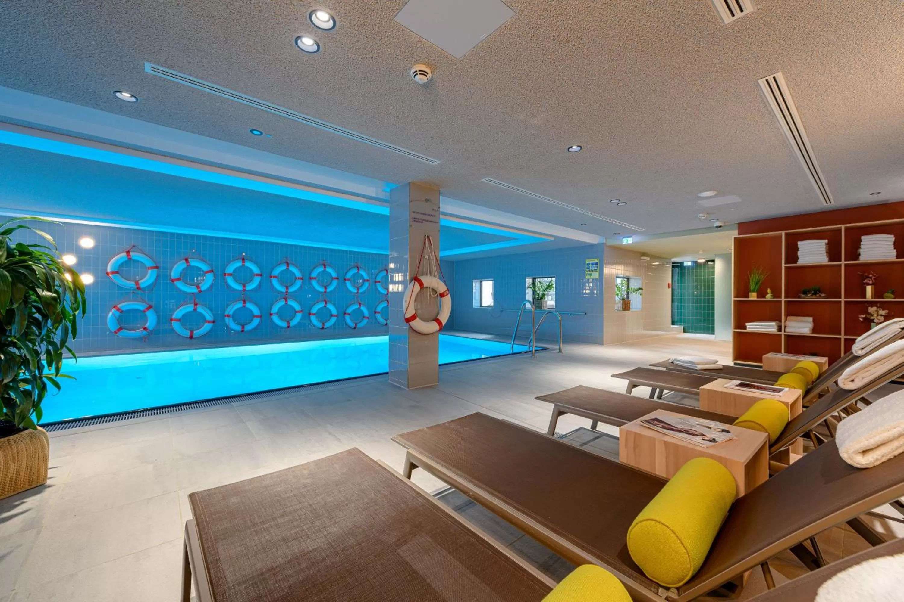 Swimming pool in Mercure Hotel Wiesbaden City