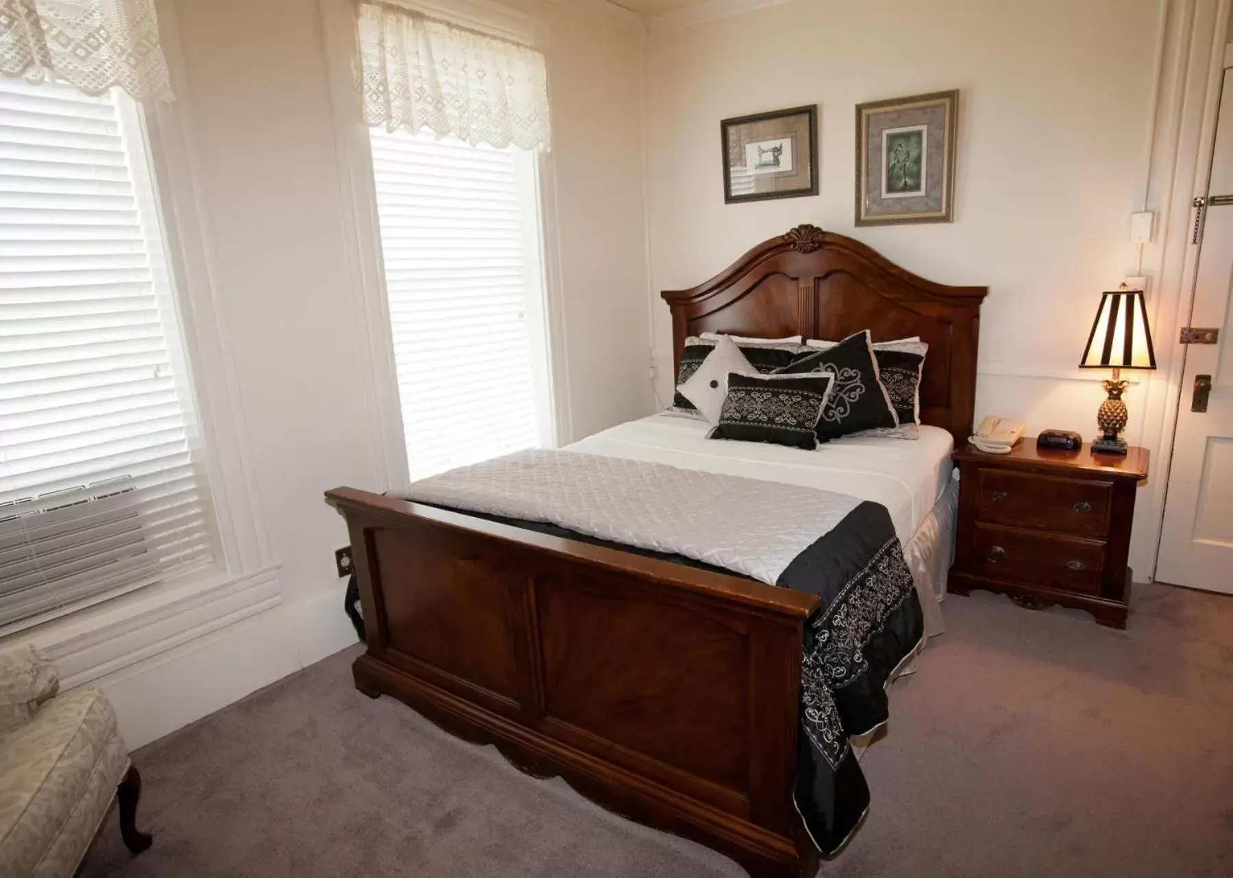 111 Queen Shower Room in New Orleans Hotel Eureka Springs 111 Queen Shower Room in New Orleans Hotel Eureka Springs