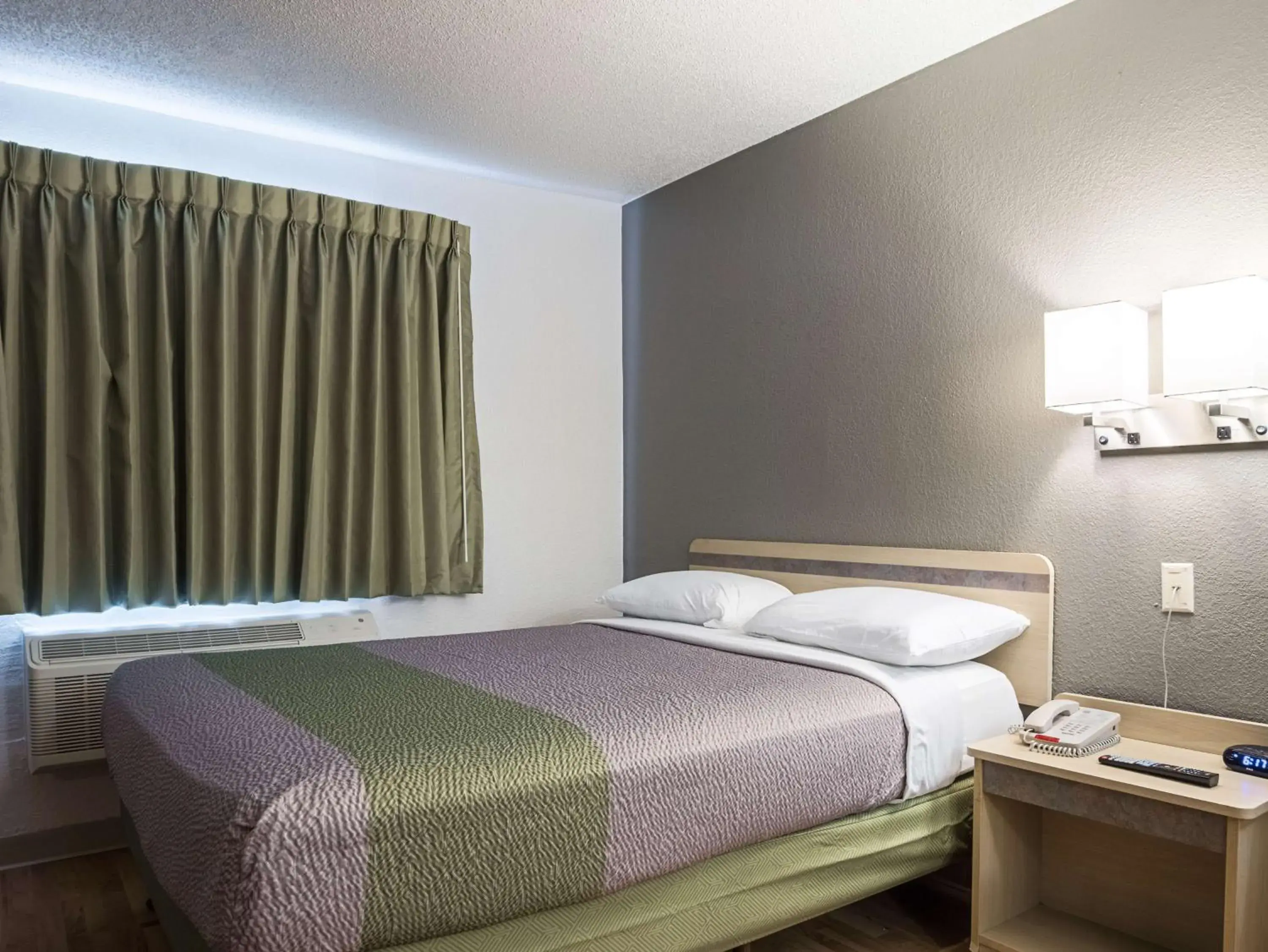 Queen Room - Non-Smoking in Studio 6-Miamisburg, OH - Dayton Queen Room - Non-Smoking in Studio 6-Miamisburg, OH - Dayton