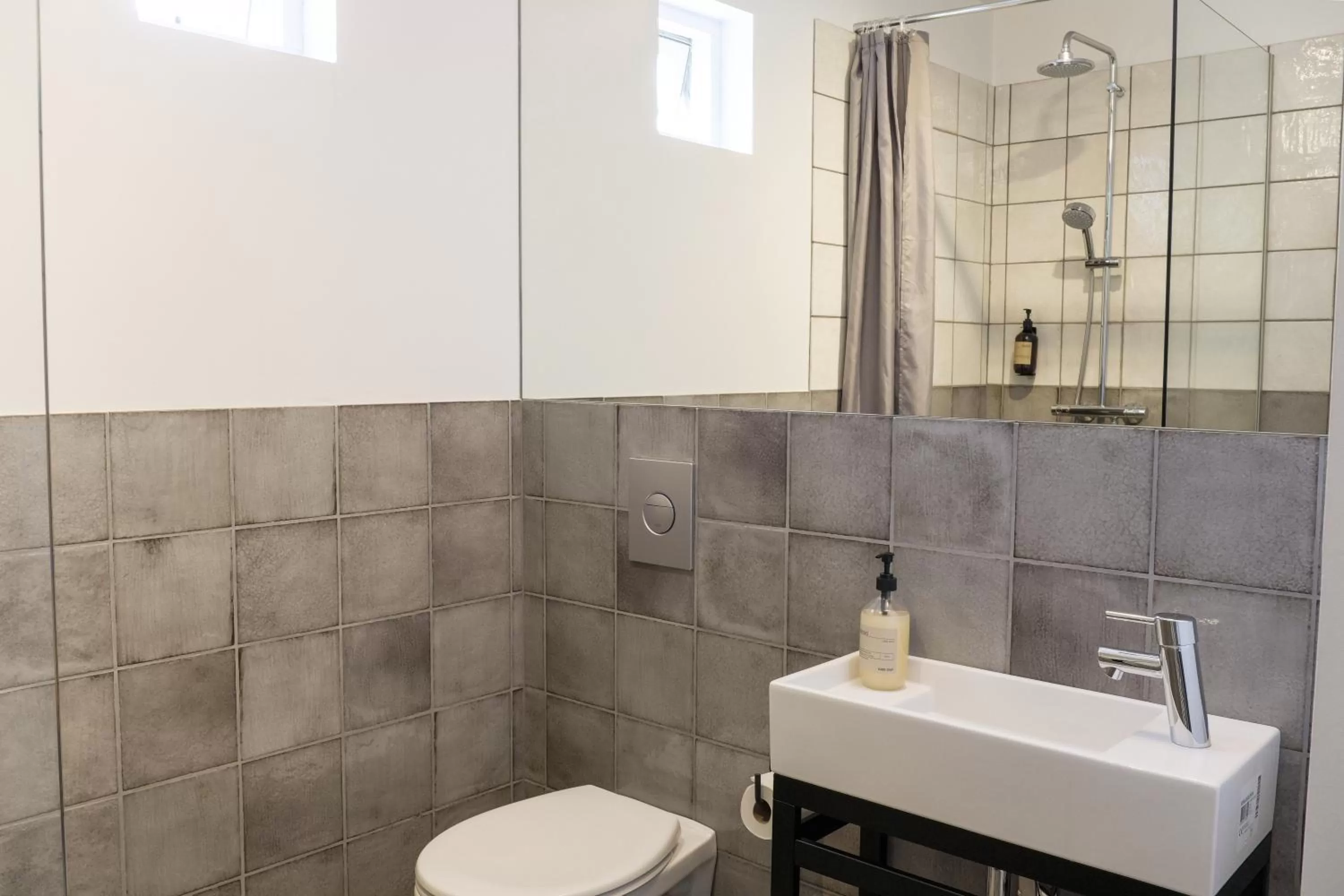 Shower in Saga Studios by Heimaleiga