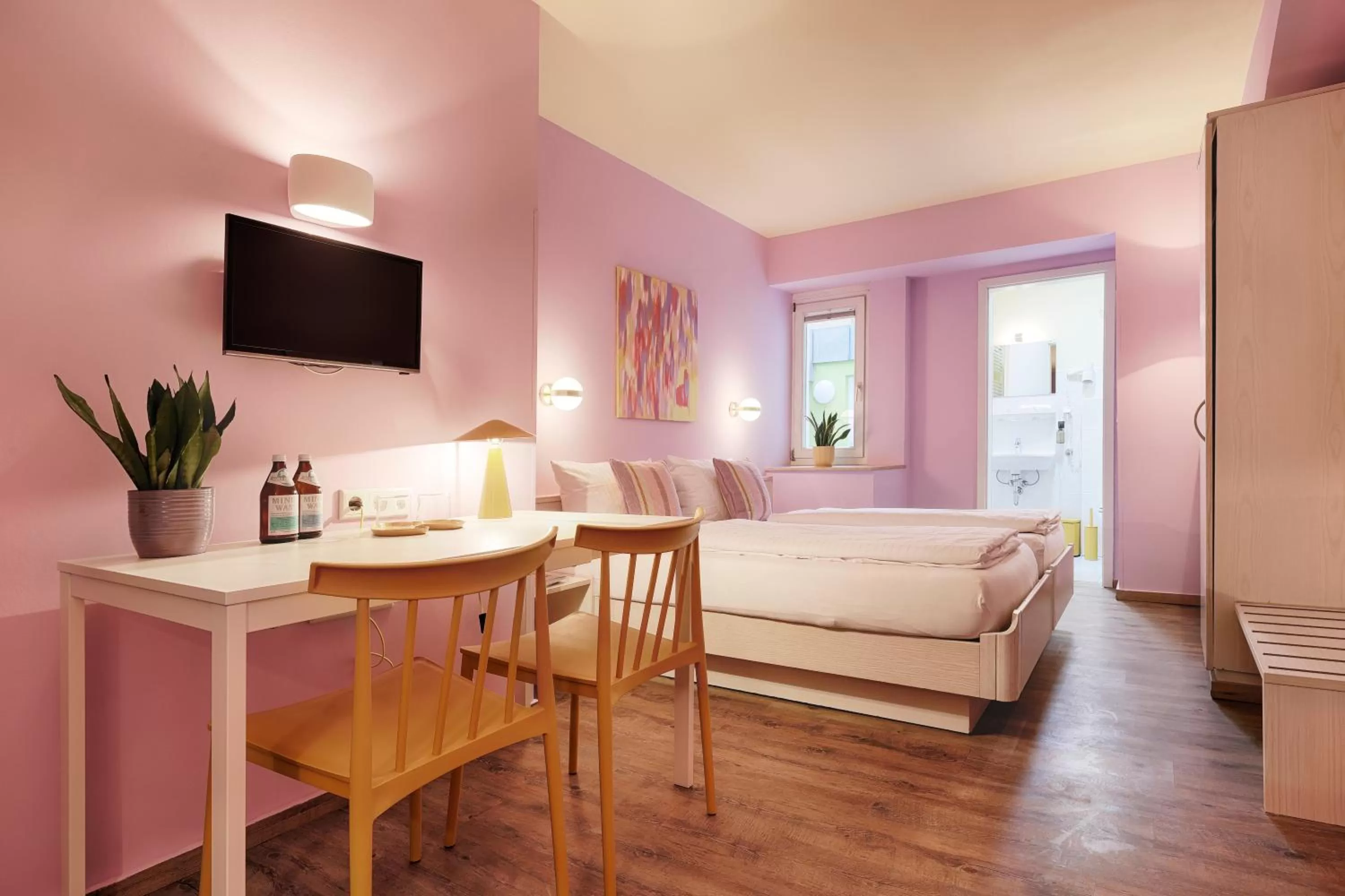 Photo of the whole room, Bed in Hotel Kunterbunt - by homekeepers