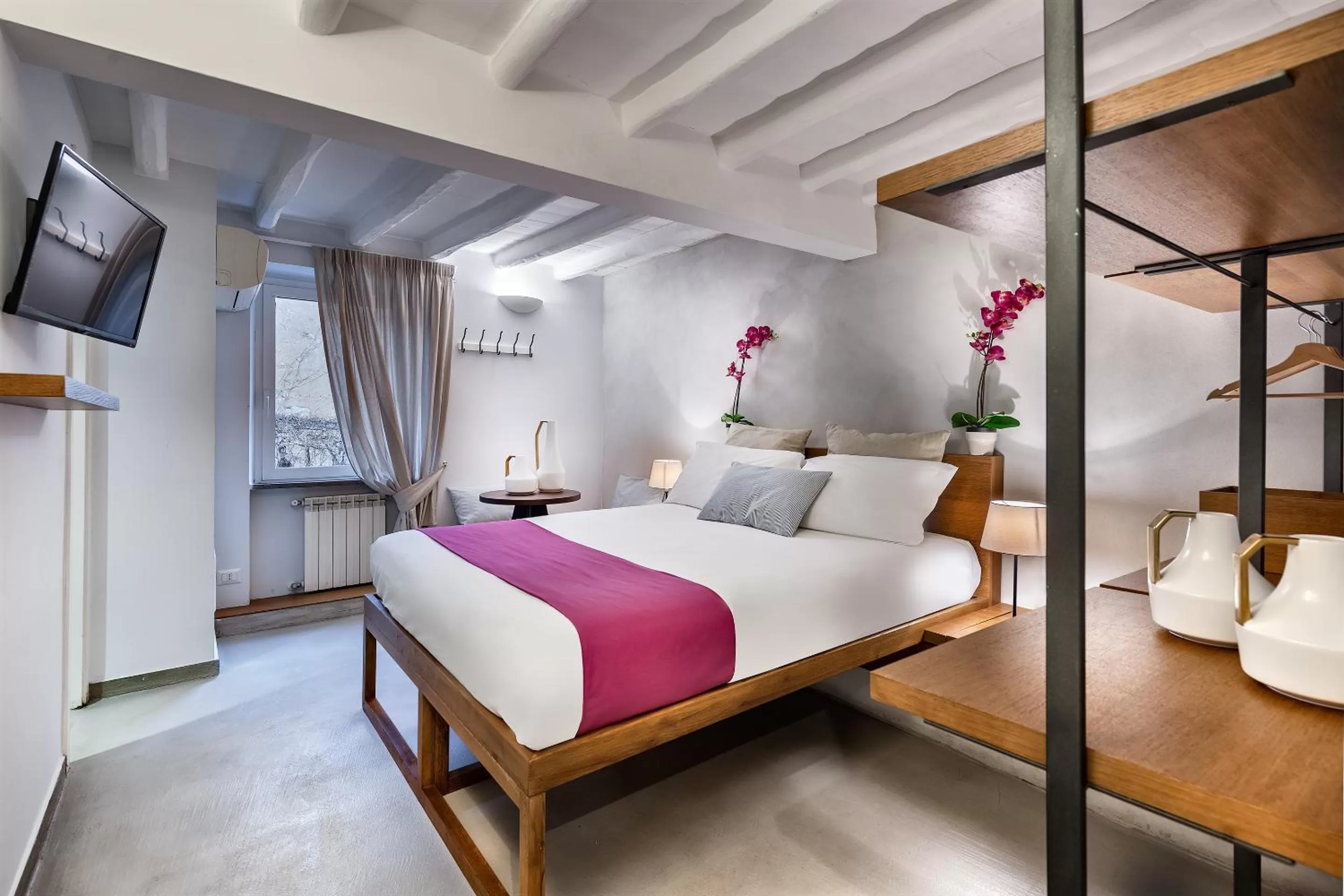 Photo of the whole room, Bed in The Spanish Suite Piazza di Spagna