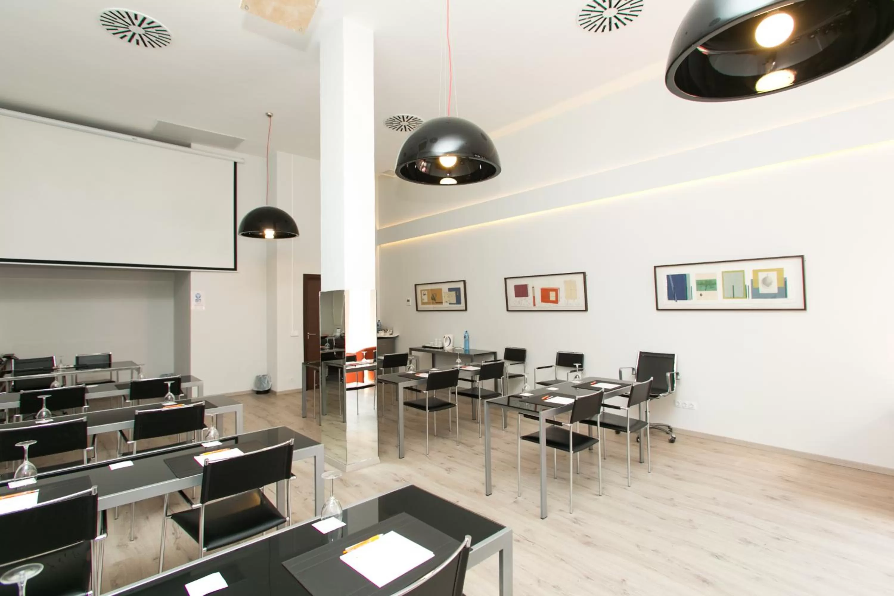 Business facilities in Hotel Artmadams