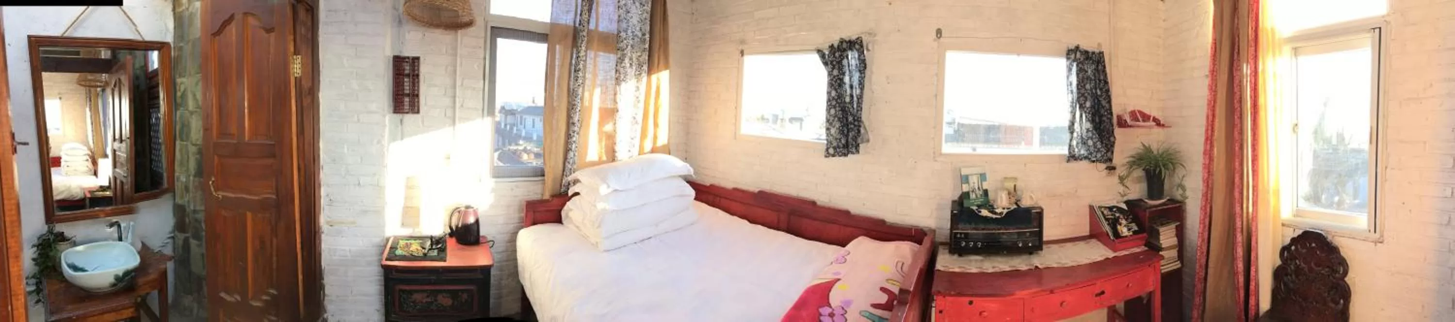 Photo of the whole room, Seating Area in The Lily Pad Inn