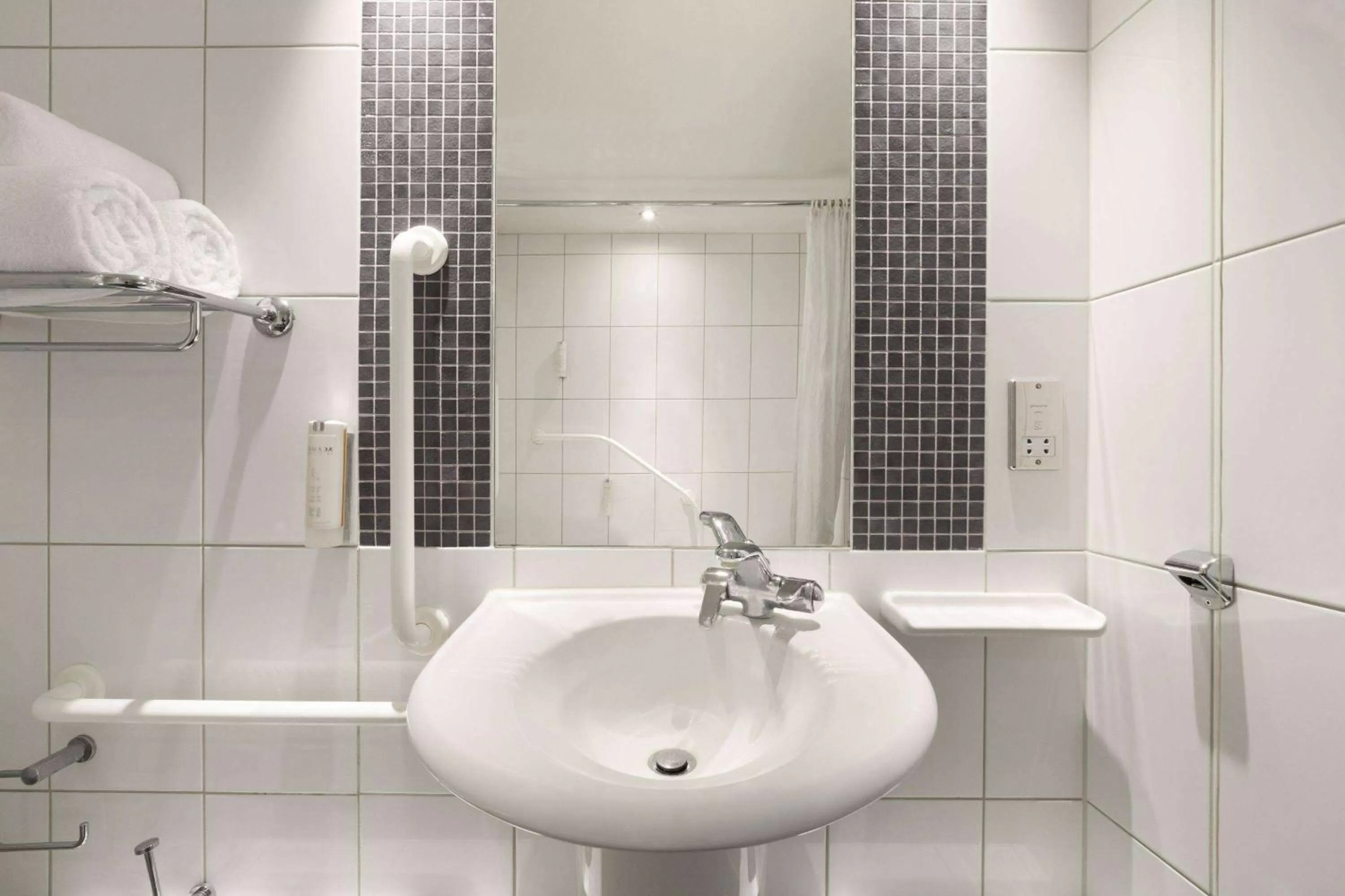 Photo of the whole room in Ramada London North