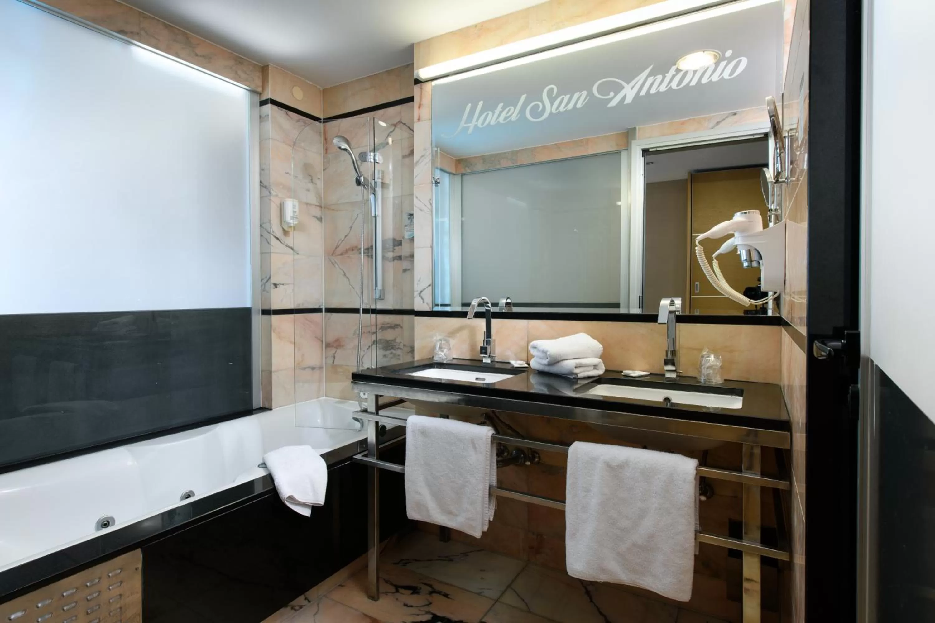 Toilet in Hotel San Antonio