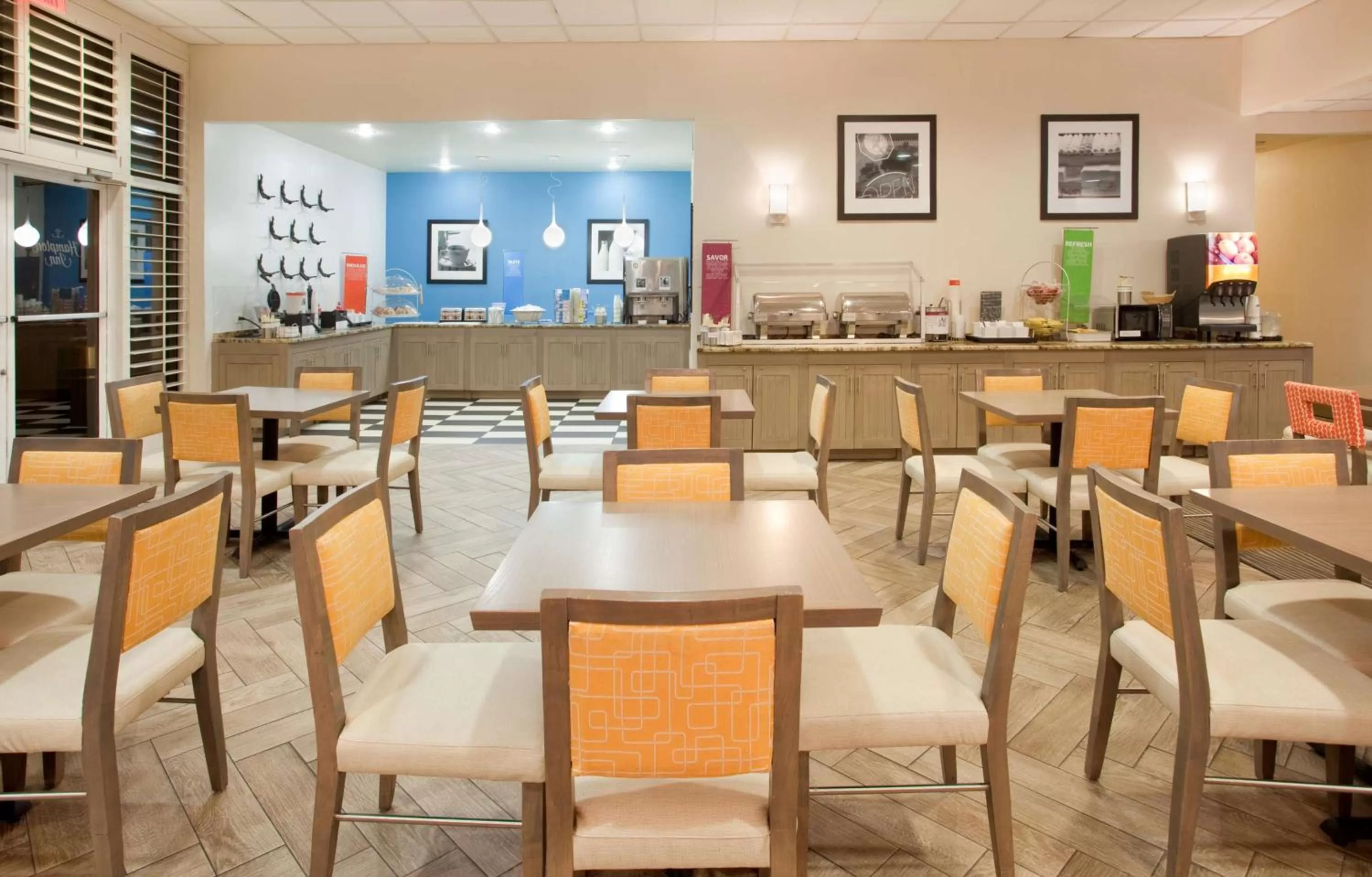 Dining area in Hampton Inn Pensacola Beach