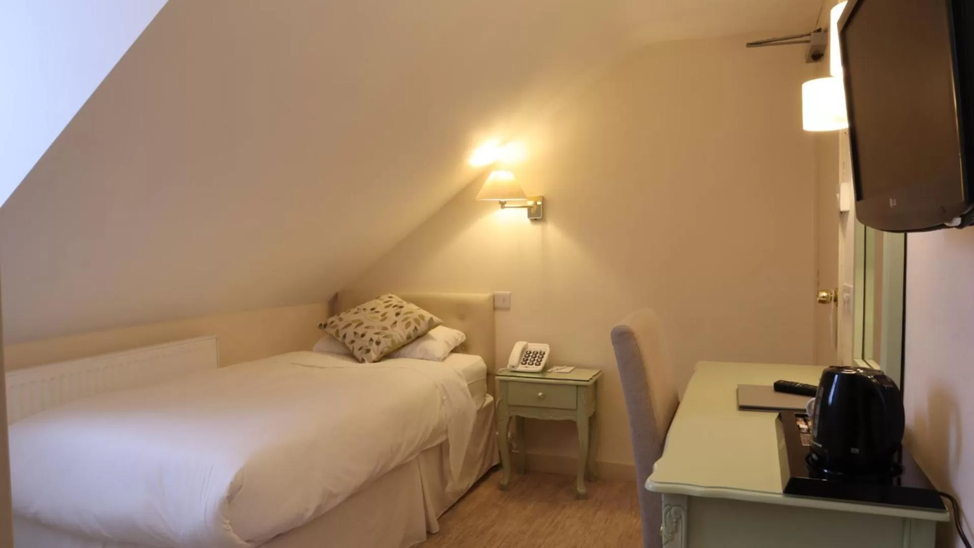 Bedroom, Bed in Centennial Hotel