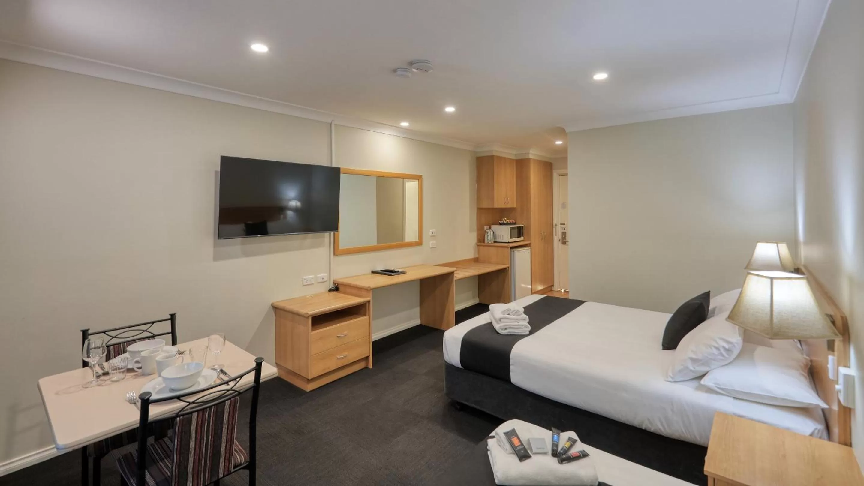 Bed in Bushman's Motor Inn