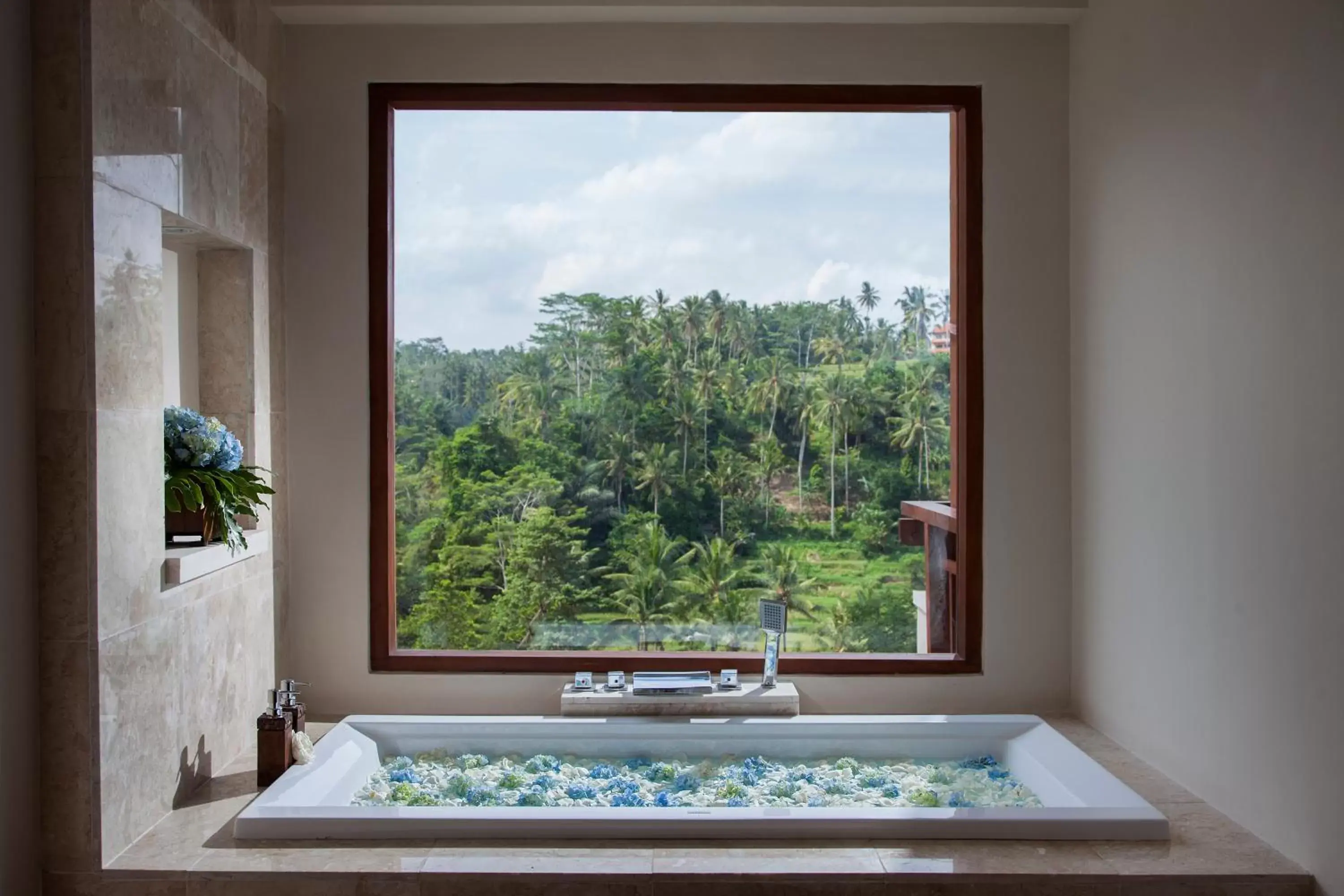 Deluxe Suite with New Year's Eve Dinner in Jannata Resort and Spa Deluxe Suite with New Year's Eve Dinner in Jannata Resort and Spa