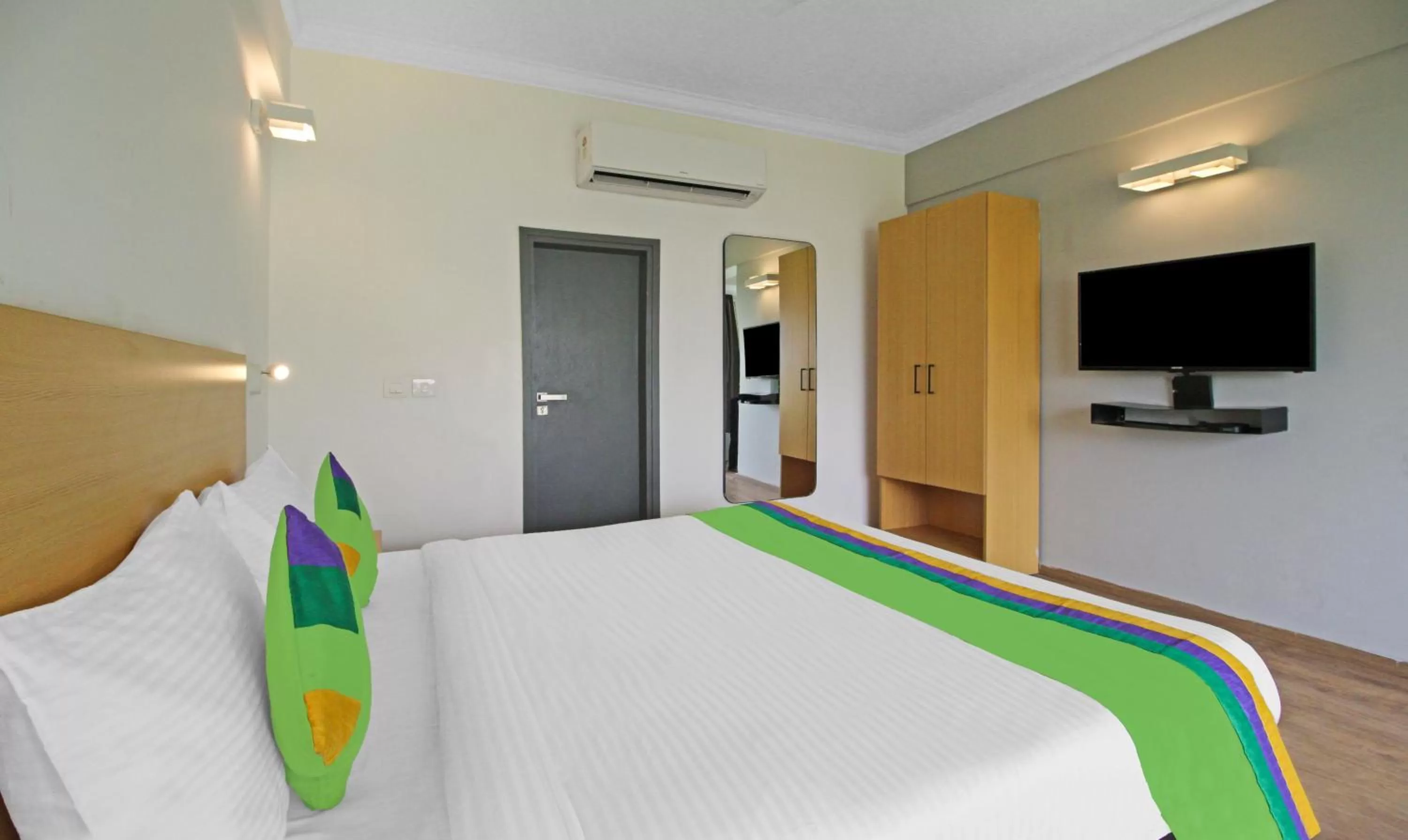 Bedroom, Bed in Treebo Grand Legacy Shahenshah