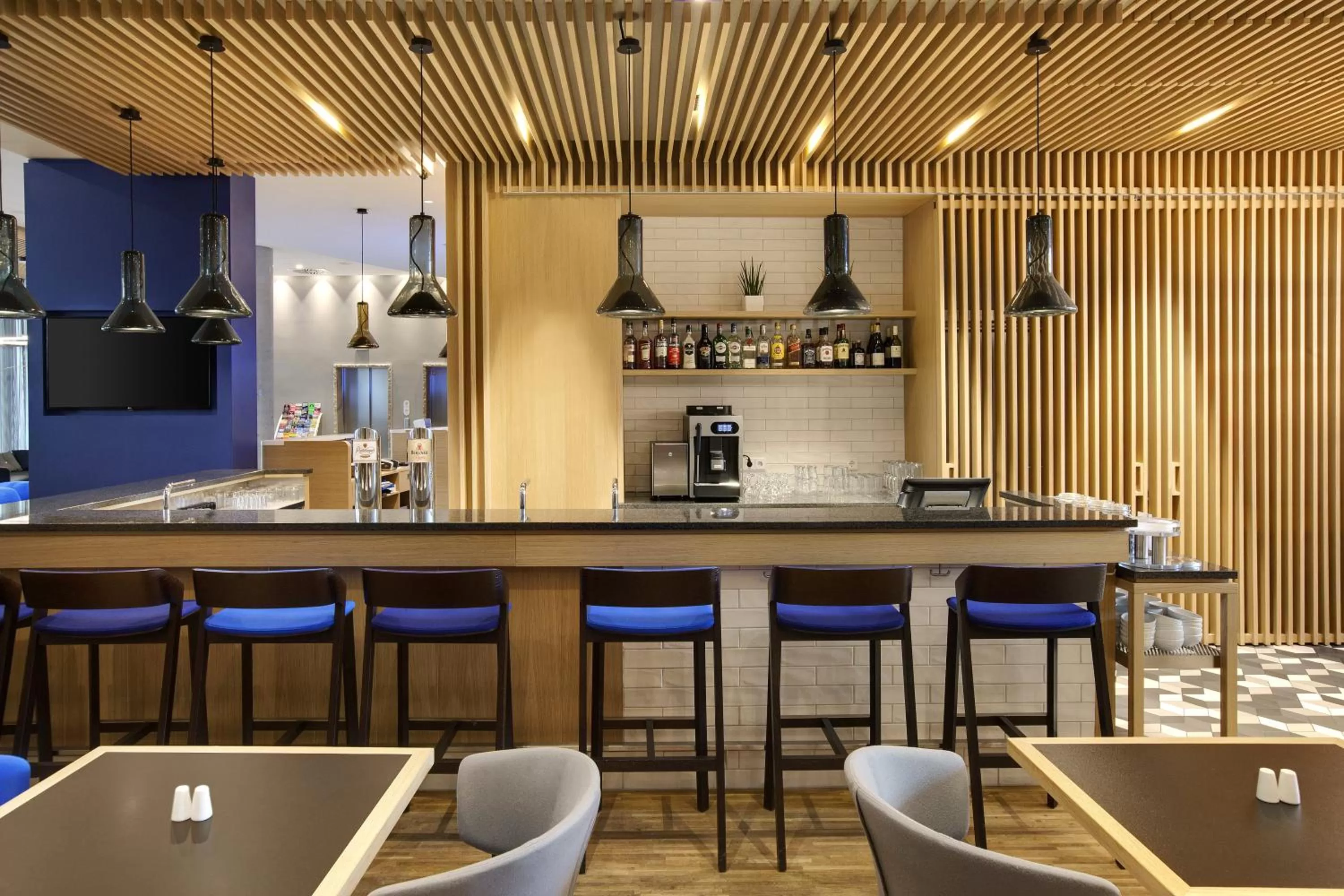 Lounge or bar in Holiday Inn Express - Berlin - Alexanderplatz by IHG