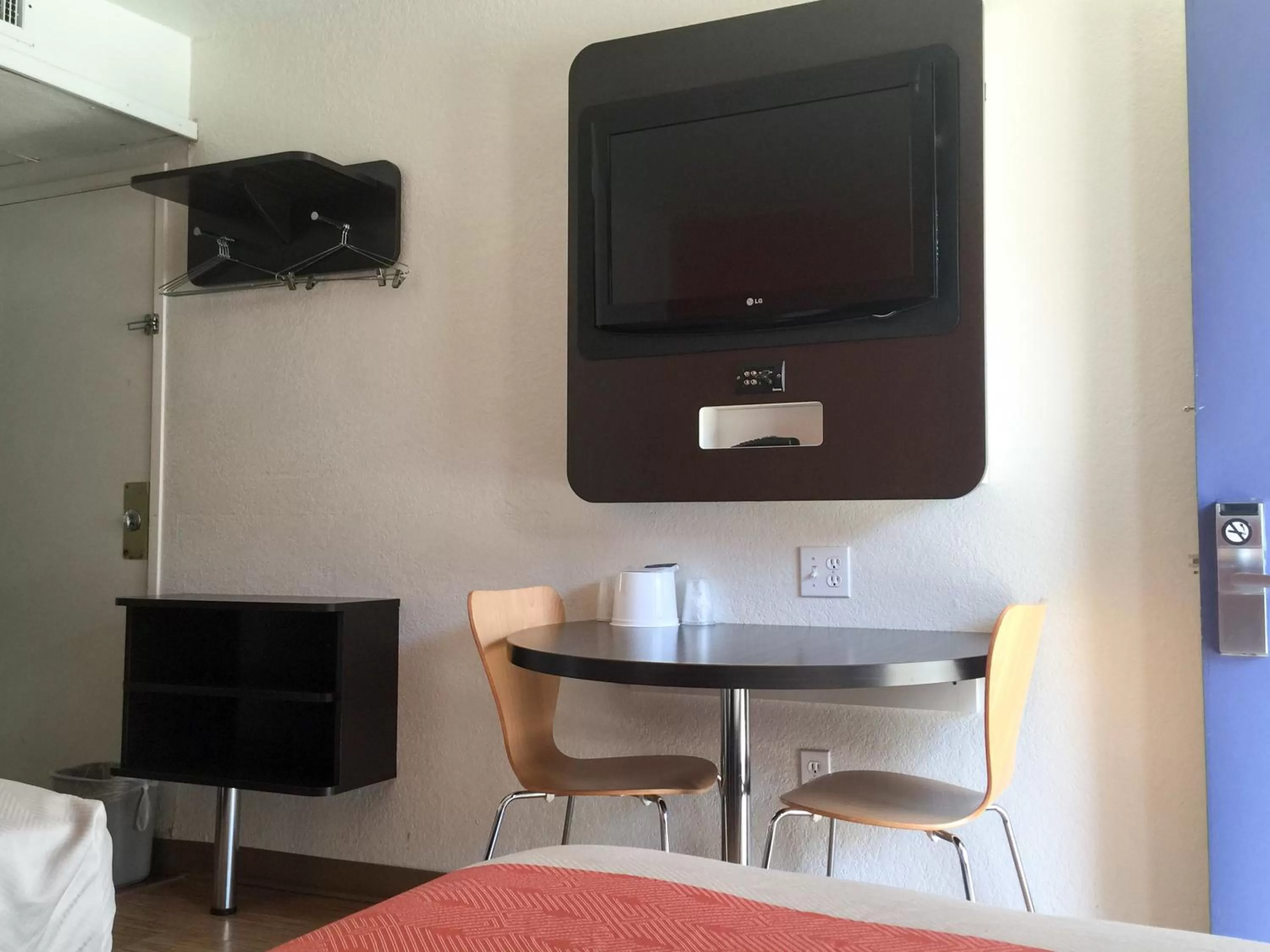 Communal lounge/ TV room in Motel 6-Ardmore, OK